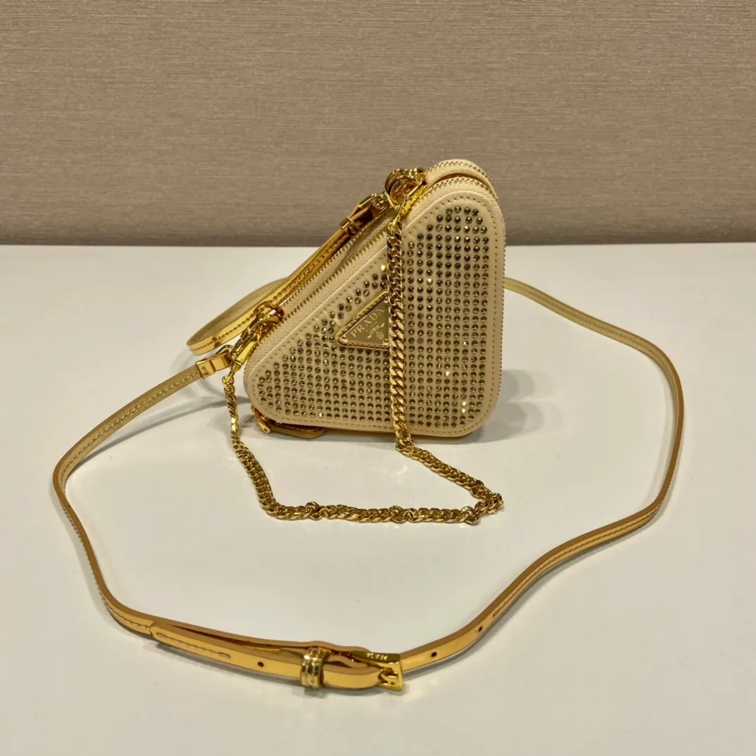 💰920🎉Gemini crystal triangle bag🎉1NR015 new product😘Crystal bag This two-in-one twin bag has a very unique design and can be disassembled into 2 bags🎉🎉. The body of the bag is made of imitation crystal, which is perfect🎉🎉. One can be carried by hand and the other can be worn as a crossbody. It can also be combined😘😘Another hot new product🎉 If you like babies, hurry up and get it🎉🎉 Length 15x height 10x bottom 5cm🎉🎉🎉👏👏👏