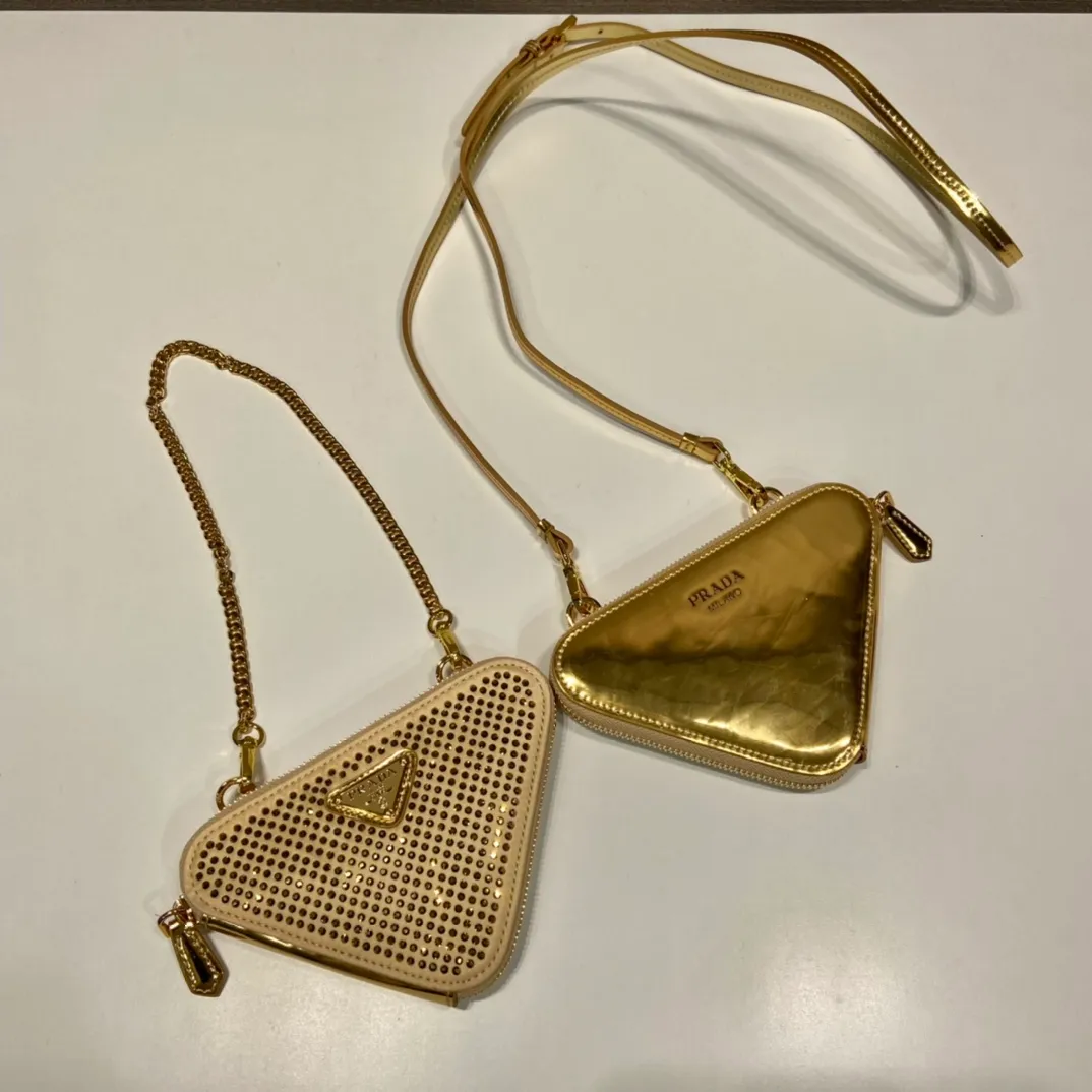 💰920🎉Gemini crystal triangle bag🎉1NR015 new product😘Crystal bag This two-in-one twin bag has a very unique design and can be disassembled into 2 bags🎉🎉. The body of the bag is made of imitation crystal, which is perfect🎉🎉. One can be carried by hand and the other can be worn as a crossbody. It can also be combined😘😘Another hot new product🎉 If you like babies, hurry up and get it🎉🎉 Length 15x height 10x bottom 5cm🎉🎉🎉👏👏👏