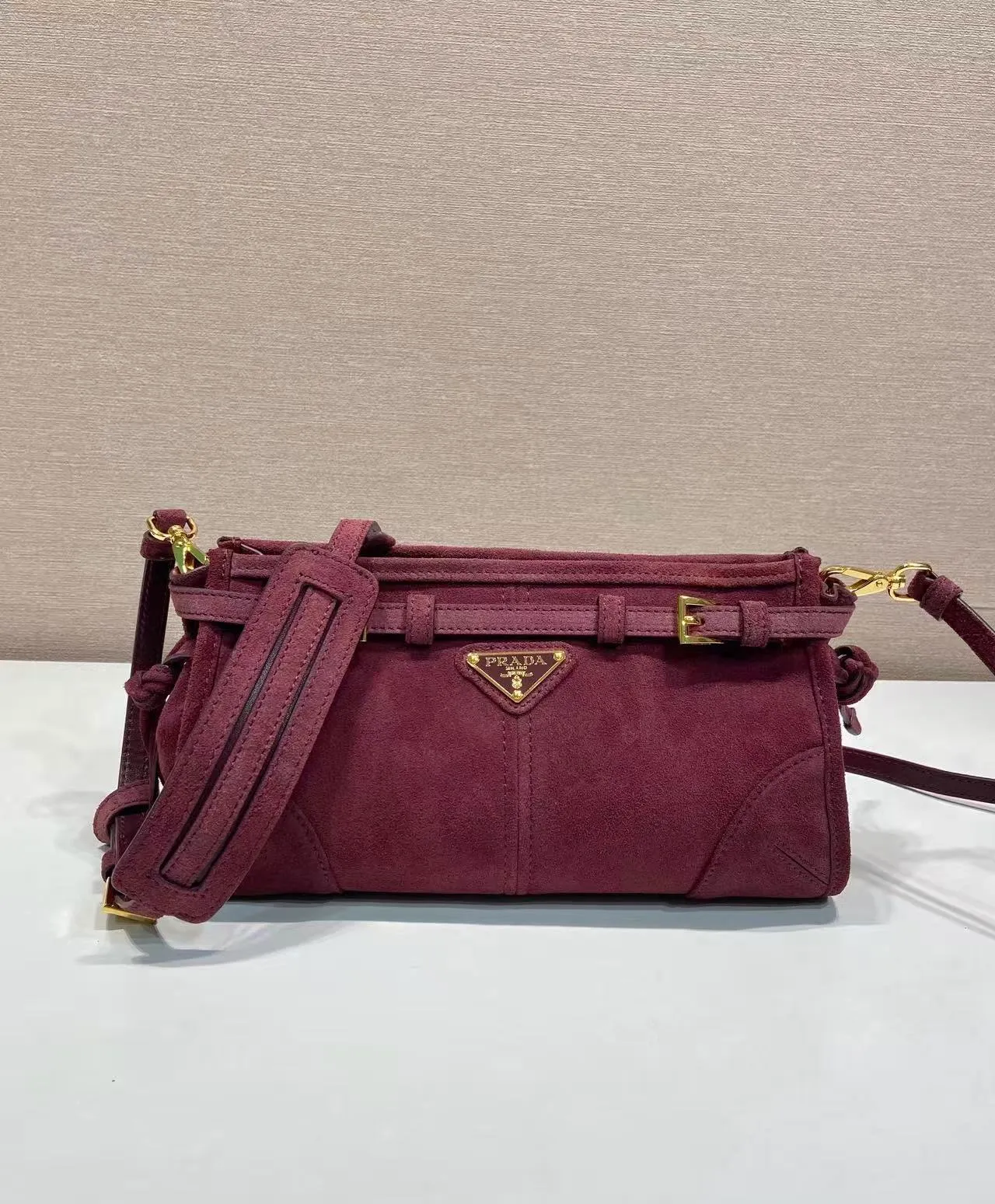 💰1360🎉LusSolf suede leather🎉1BA215 crossbody bag🎉 This crossbody bag is made of imported suede leather and exudes a classic atmosphere. It is equipped with a detachable and adjustable long shoulder strap, which is convenient for shoulder and crossbody carry. It has a very large capacity and is easy to use👏. It is definitely a must-have for fashionistas. Hurry up and take this retro style crossbody bag home! Length 26x height 14x base 12cm🎉🎉🎉👏👏👏