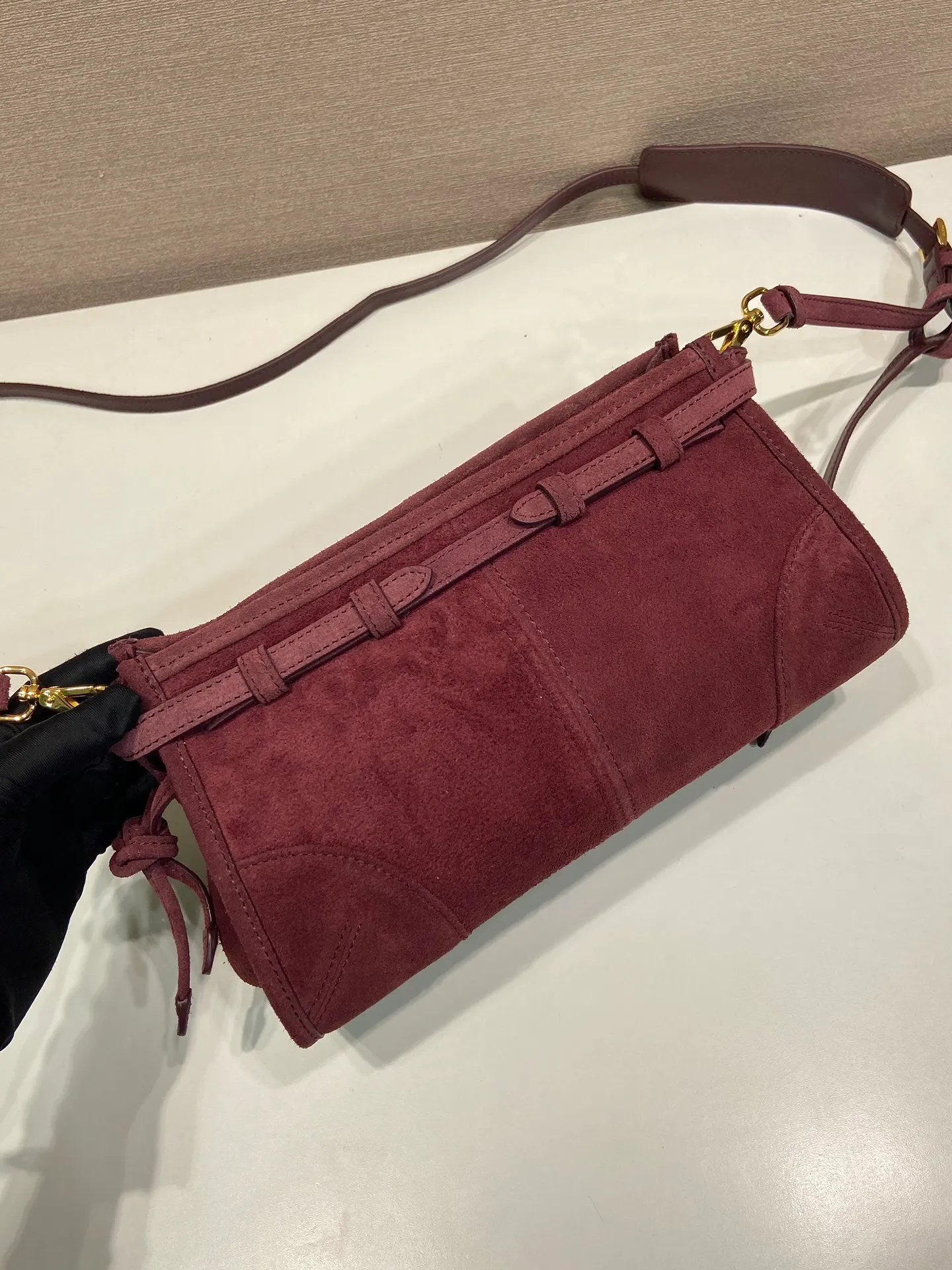 💰1360🎉LusSolf suede leather🎉1BA215 crossbody bag🎉 This crossbody bag is made of imported suede leather and exudes a classic atmosphere. It is equipped with a detachable and adjustable long shoulder strap, which is convenient for shoulder and crossbody carry. It has a very large capacity and is easy to use👏. It is definitely a must-have for fashionistas. Hurry up and take this retro style crossbody bag home! Length 26x height 14x base 12cm🎉🎉🎉👏👏👏
