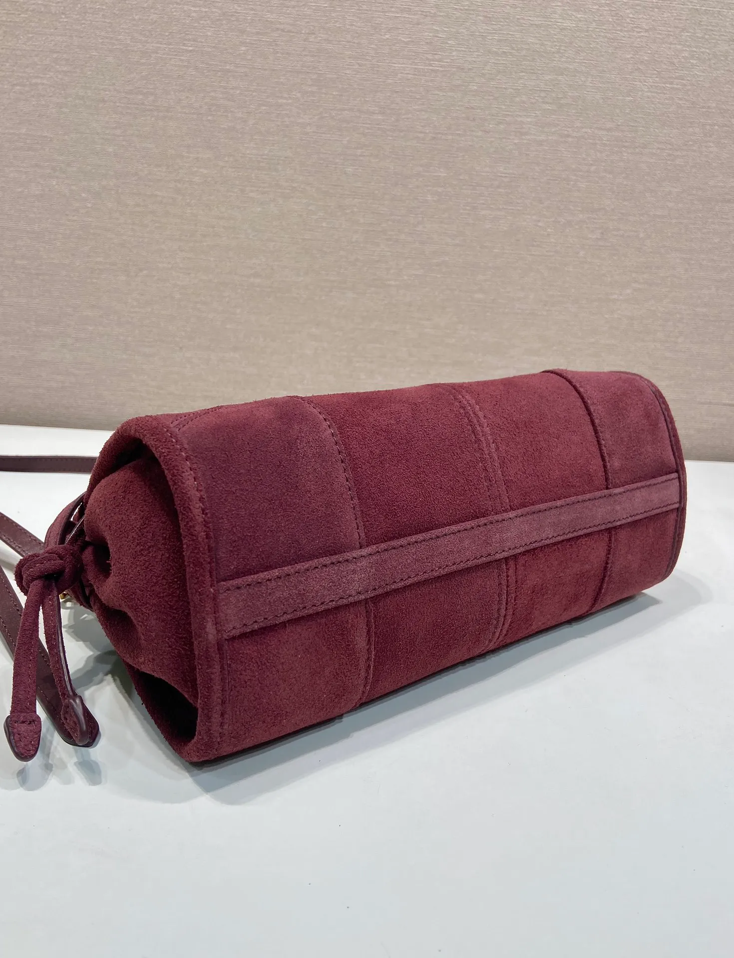💰1360🎉LusSolf suede leather🎉1BA215 crossbody bag🎉 This crossbody bag is made of imported suede leather and exudes a classic atmosphere. It is equipped with a detachable and adjustable long shoulder strap, which is convenient for shoulder and crossbody carry. It has a very large capacity and is easy to use👏. It is definitely a must-have for fashionistas. Hurry up and take this retro style crossbody bag home! Length 26x height 14x base 12cm🎉🎉🎉👏👏👏