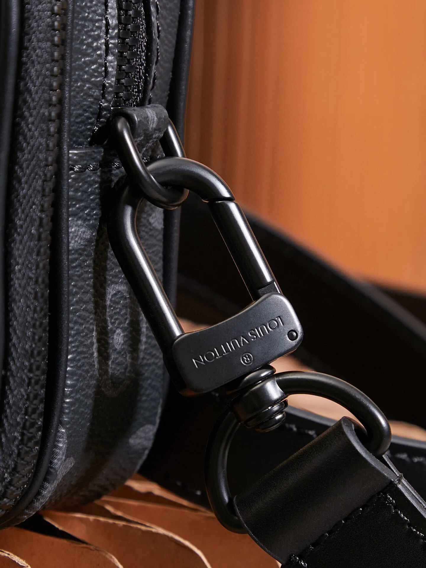 P¥700👉nfc dynamic chip version👈【Top inspection-free, all-steel hardware】The Neo Alpha handbag condenses the design of past Alpha handbags with rounded strokes, and uses soft Monogram Eclipse canvas to build a casual silhouette. The ample space is equipped with a zipper compartment and front patch pocket to hold daily necessities such as mobile phones, cards and keys, and comes with a detachable and adjustable leather shoulder strap. Monogram Eclipse coated canvas - Cow leather trim - Cow leather lining - Metal hardware - Zip compartment - Front patch pocket - Front D-ring - Shoulder strap: removable, adjustable! ! Model: M82542; Size: 11x18.5x6.5CM