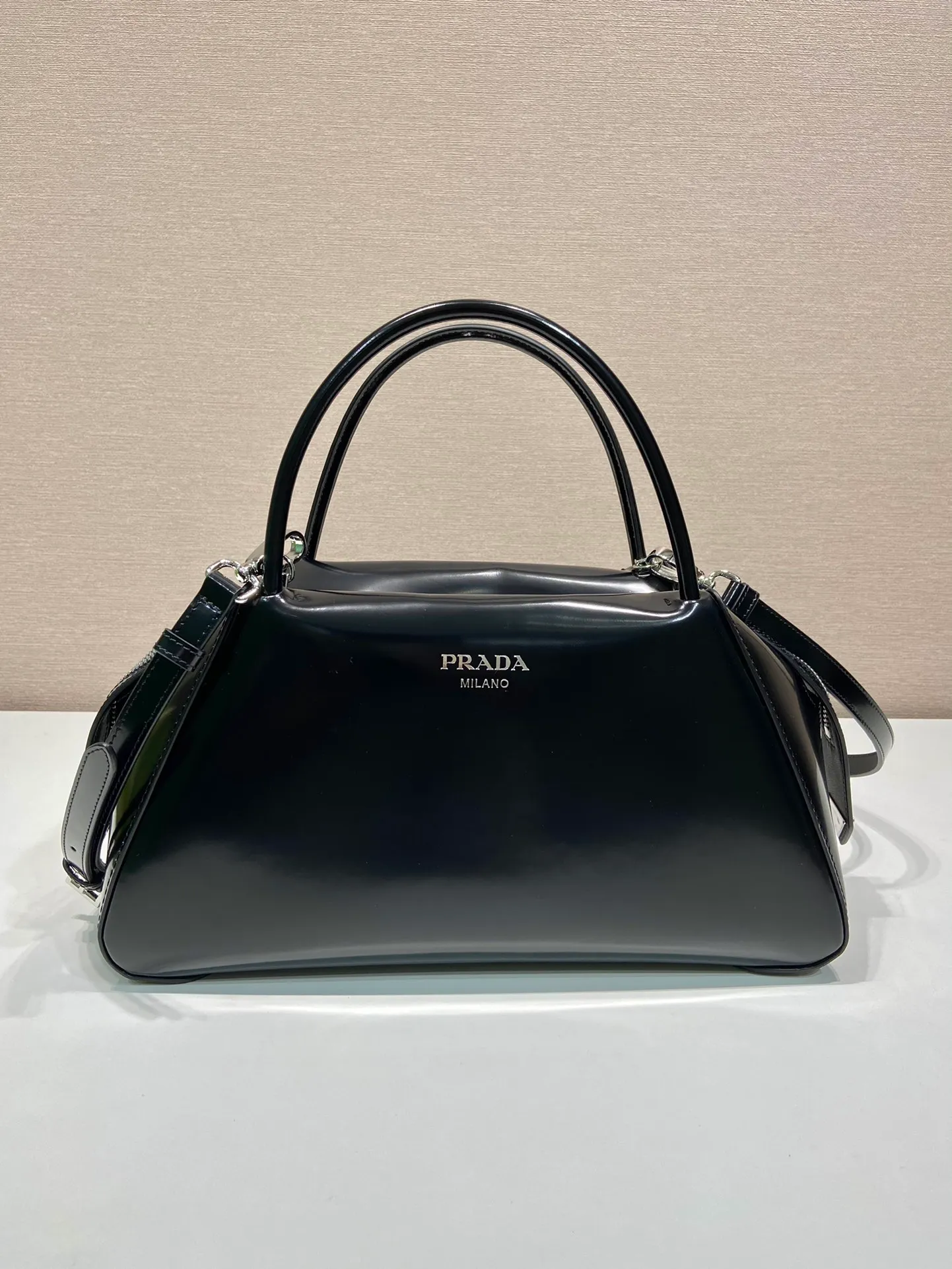 💰1800👏Gradient bowling ball👏1BA365 new medium gradient color🎉 This handbag with exquisite lines will be unveiled at the 2022 autumn and winter fashion show. Equipped with a detachable and adjustable long shoulder strap that can be carried by hand/cross-body. The elegant silhouette features a hand-painted finish that accentuates geometric lines and three-dimensional effects. Casual and stylish. Large capacity space. Everything you need for daily use can be accommodated! Babies. Hurry up and get it🎉🎉, length 31cm high 16x bottom 13.5cm🎉🎉🎉👏👏👏 👏