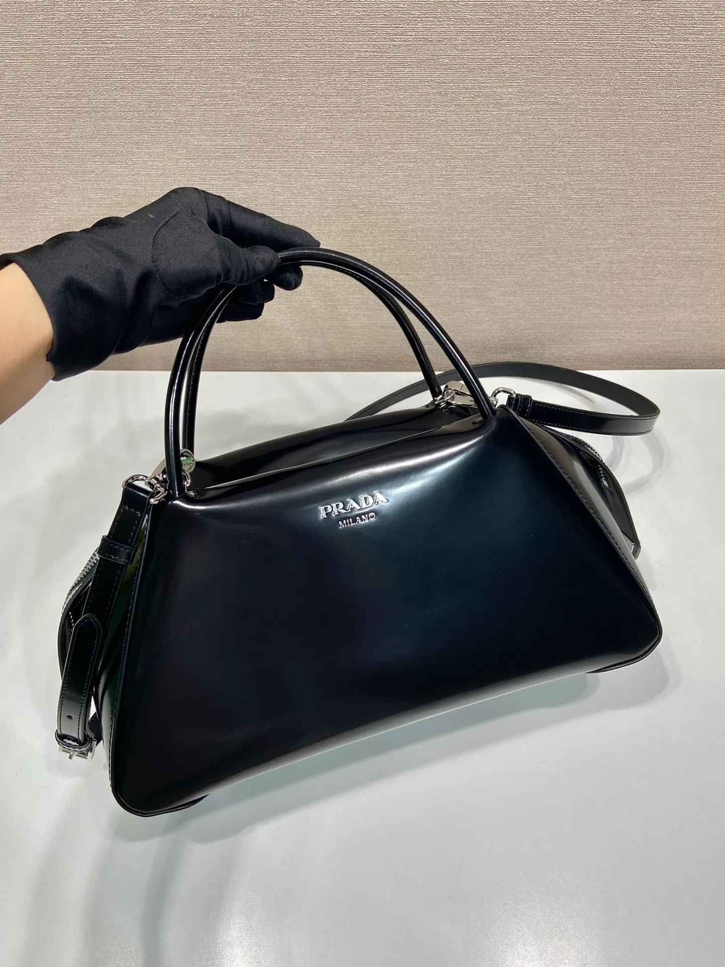 💰1800👏Gradient bowling ball👏1BA365 new medium gradient color🎉 This handbag with exquisite lines will be unveiled at the 2022 autumn and winter fashion show. Equipped with a detachable and adjustable long shoulder strap that can be carried by hand/cross-body. The elegant silhouette features a hand-painted finish that accentuates geometric lines and three-dimensional effects. Casual and stylish. Large capacity space. Everything you need for daily use can be accommodated! Babies. Hurry up and get it🎉🎉, length 31cm high 16x bottom 13.5cm🎉🎉🎉👏👏👏 👏