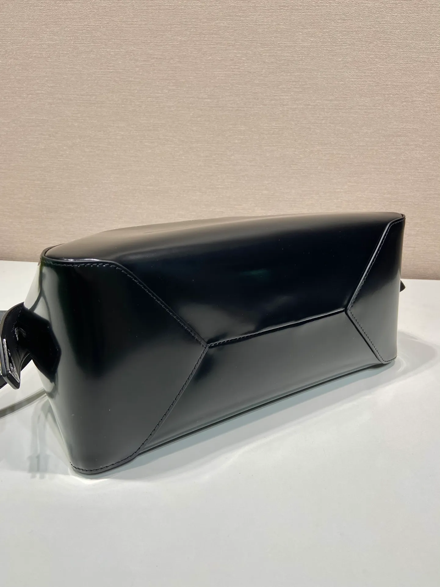 💰1800👏Gradient bowling ball👏1BA365 new medium gradient color🎉 This handbag with exquisite lines will be unveiled at the 2022 autumn and winter fashion show. Equipped with a detachable and adjustable long shoulder strap that can be carried by hand/cross-body. The elegant silhouette features a hand-painted finish that accentuates geometric lines and three-dimensional effects. Casual and stylish. Large capacity space. Everything you need for daily use can be accommodated! Babies. Hurry up and get it🎉🎉, length 31cm high 16x bottom 13.5cm🎉🎉🎉👏👏👏 👏