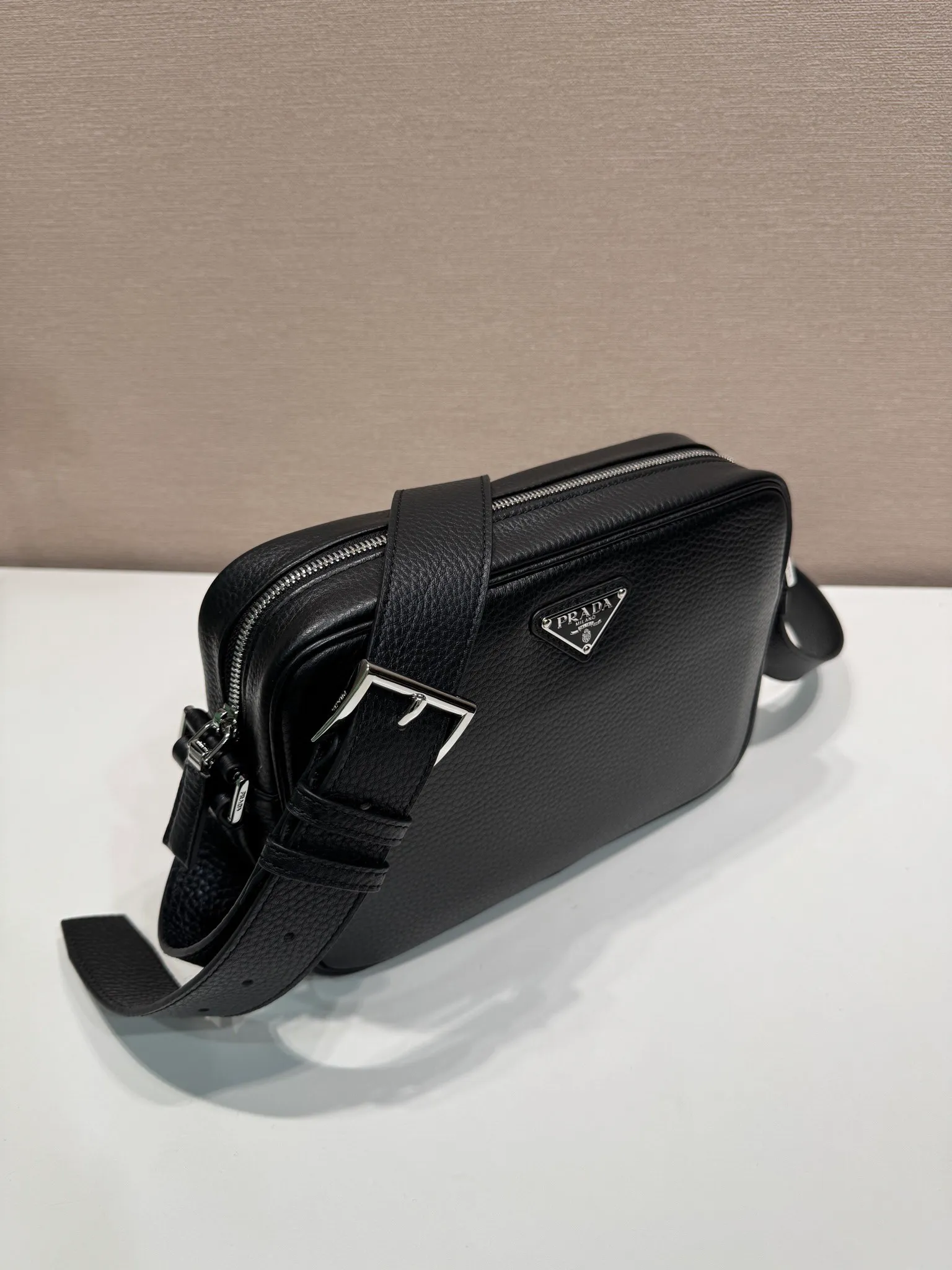 p960¥🎉New box bag🎉2VH189🎉🎉 This shoulder bag is simple and compact, exquisite and versatile, and is made of soft and delicate leather. It's embellished with the iconic triangle logo and modern details accentuate the simple silhouette. Adjustable shoulder strap with metal buckle. Zipper opening and closing, internal zipper pocket, large capacity, another popular style that will never go out of style🎉🎉Worth owning, get it now🎉🎉 Length 25x Height 18x ​​Bottom 7.5cm🎉🎉🎉