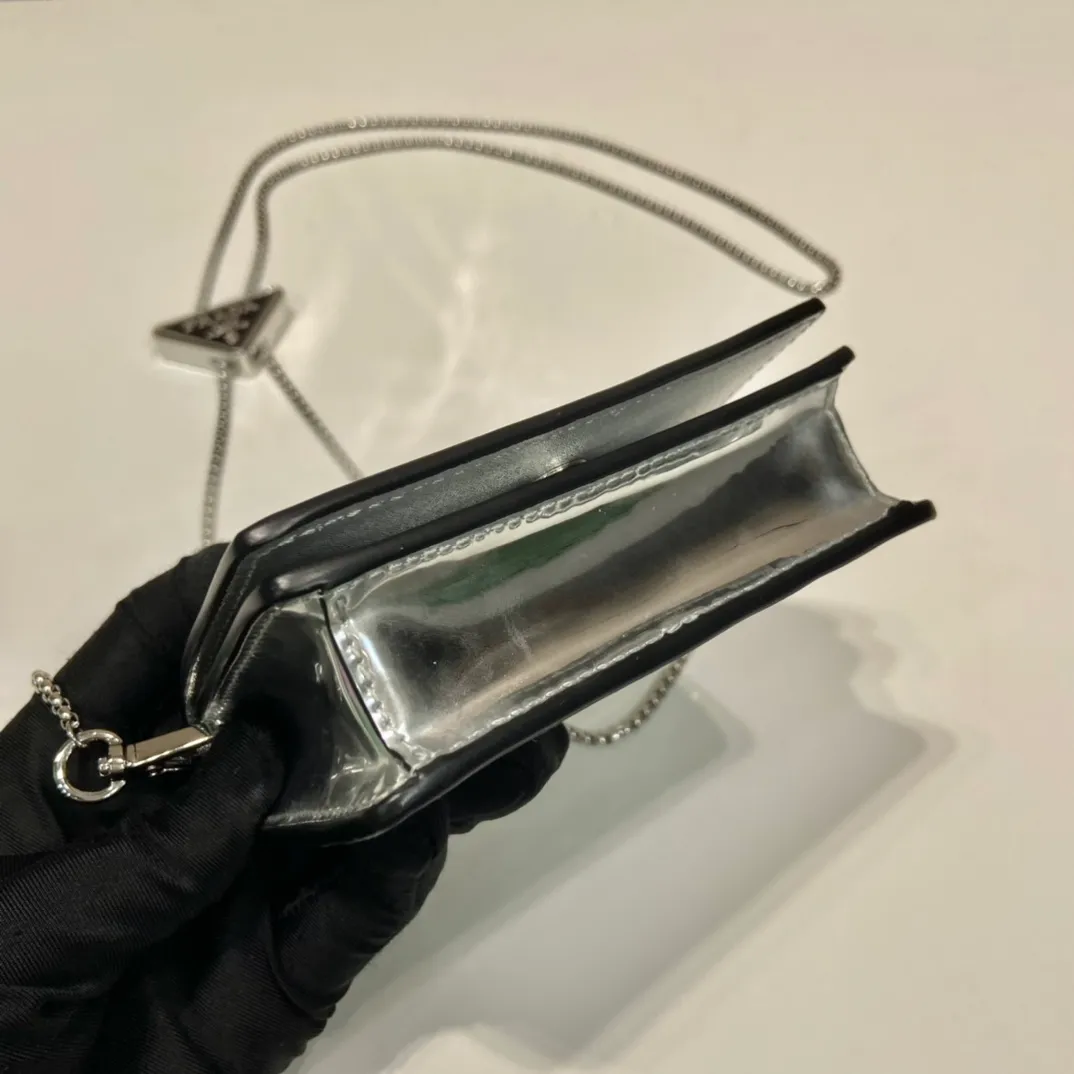 💰760🎉Glossy small bag🎉🎉1MR024 silver mirror🎉🎉 This is a small shiny cowhide bag with a diamond pattern design. My favorite is this detachable iron shoulder strap, which can be used as a waist bag decoration🎉🎉 or as a decoration with clothes. The triangle in the middle is adjustable. Give the item a variety of ways to wear it. Space can be used to store lipstick 💄/earphones/keys🚗. bling bling under the night light. So beautiful, worth buying🎉🎉 Length 11.5x height 8cm🎉🎉🎉👏👏👏
