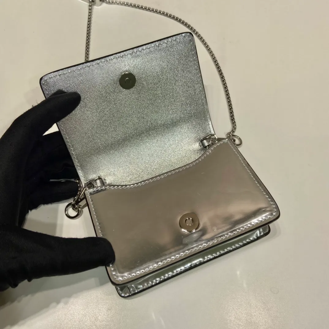 💰760🎉Glossy small bag🎉🎉1MR024 silver mirror🎉🎉 This is a small shiny cowhide bag with a diamond pattern design. My favorite is this detachable iron shoulder strap, which can be used as a waist bag decoration🎉🎉 or as a decoration with clothes. The triangle in the middle is adjustable. Give the item a variety of ways to wear it. Space can be used to store lipstick 💄/earphones/keys🚗. bling bling under the night light. So beautiful, worth buying🎉🎉 Length 11.5x height 8cm🎉🎉🎉👏👏👏