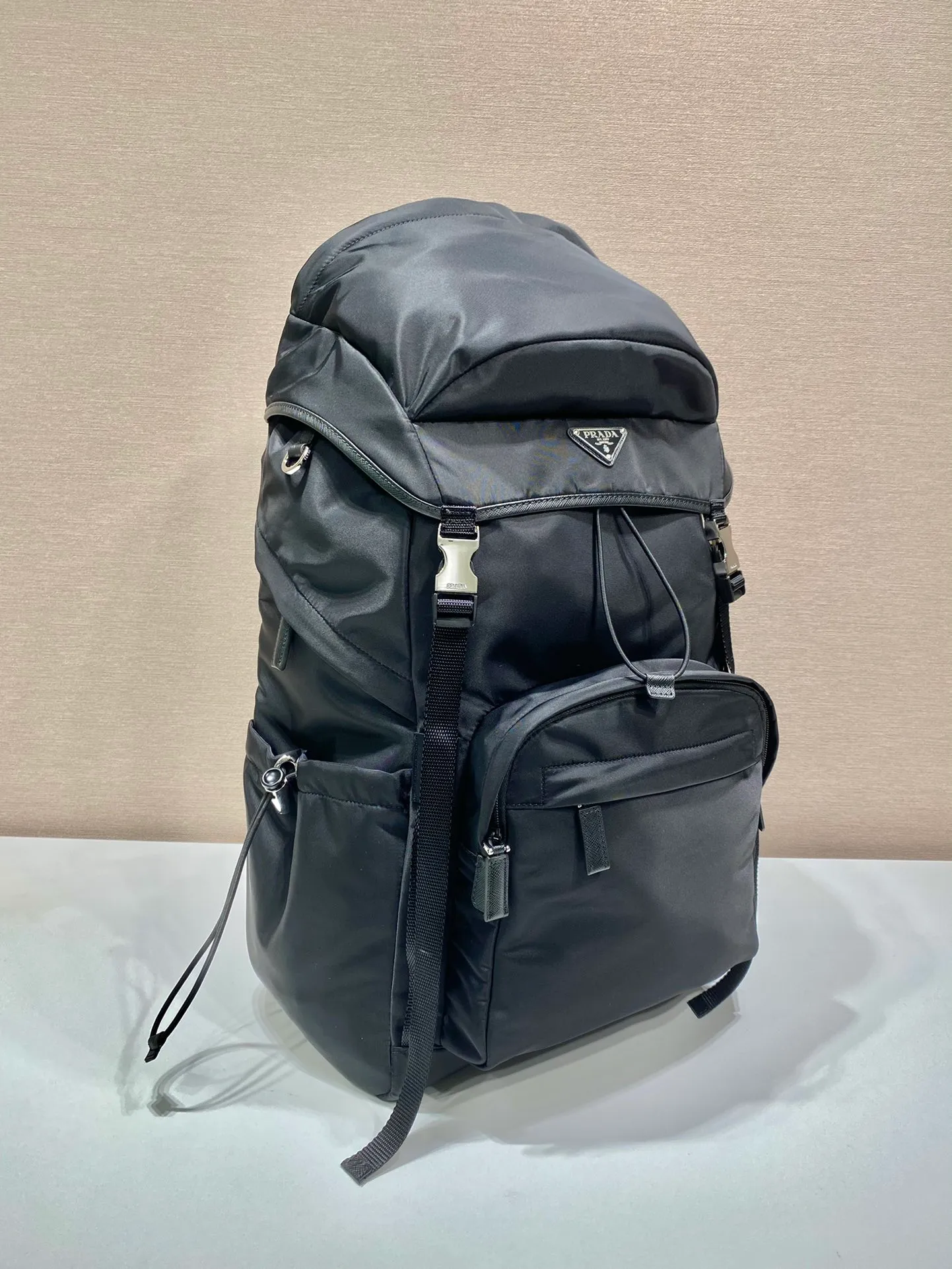 💰1860🎉New mountaineering bag🎉2VZ090👏👏 This backpack has a technological appearance and practical interior space. Crafted from Re-Nylon, Saffiano leather features cross-hatching and a waxed finish. The details are distinctive. Symbolizing traditional Italian leather goods manufacturing craftsmanship. It has many compartments and is very functional. It is affordable for business trips, mountain climbing, and daily wear. The upper body effect is super cool. Men, hurry up and get it. It is worth owning. Length 32x height 57x bottom 19cm