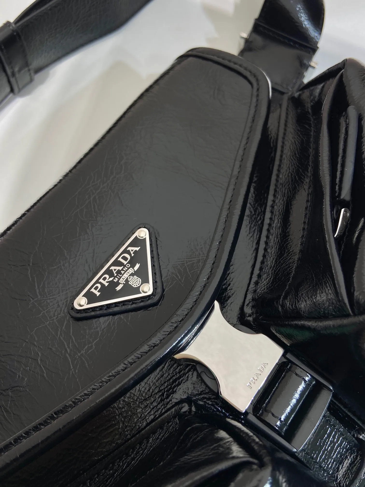 💰1320🎉New style🎉2VH174 chest bag/waist bag🎉🎉 This shoulder bag is made of imported oil wax leather. Highlighting modern appeal, it features an adjustable waxed leather shoulder strap with side buckles, flap top and side buckles, 2 zippered outer pockets, and a zippered pocket on the back. One pack for three uses. Shoulder/chest bag/waist bag, multifunctional, handsome guy. Hurry up and get it🎉🎉 Length 25x Height 18.5x Bottom 5.5cm🎉🎉🎉👏👏👏