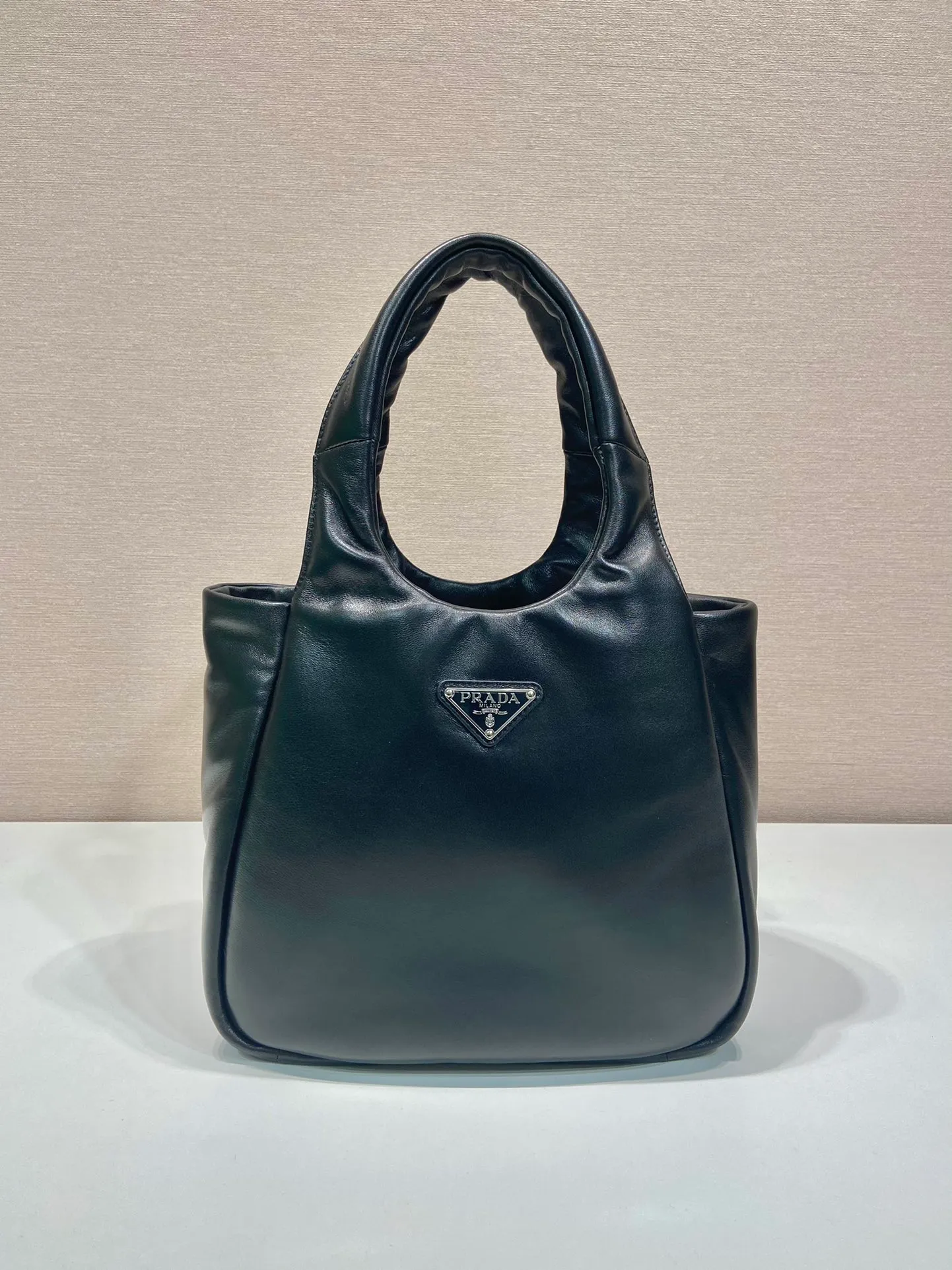 💰1800🎉Large Tote Bag🎉1BG413🎉🎉 This tote bag style handbag is made of soft sheep leather, simple and very soft to the touch, casual and fashionable, with double handles and magnetic buckles. Open the bag to reveal the nappa leather lining and three compartments. The space capacity is very large and lightweight🎉🎉Can be carried on the shoulder🎉🎉If you like babies, hurry up and get it🎉🎉 Length 30x Height 26x Bottom 17cm🎉🎉🎉🍊🍊🍊