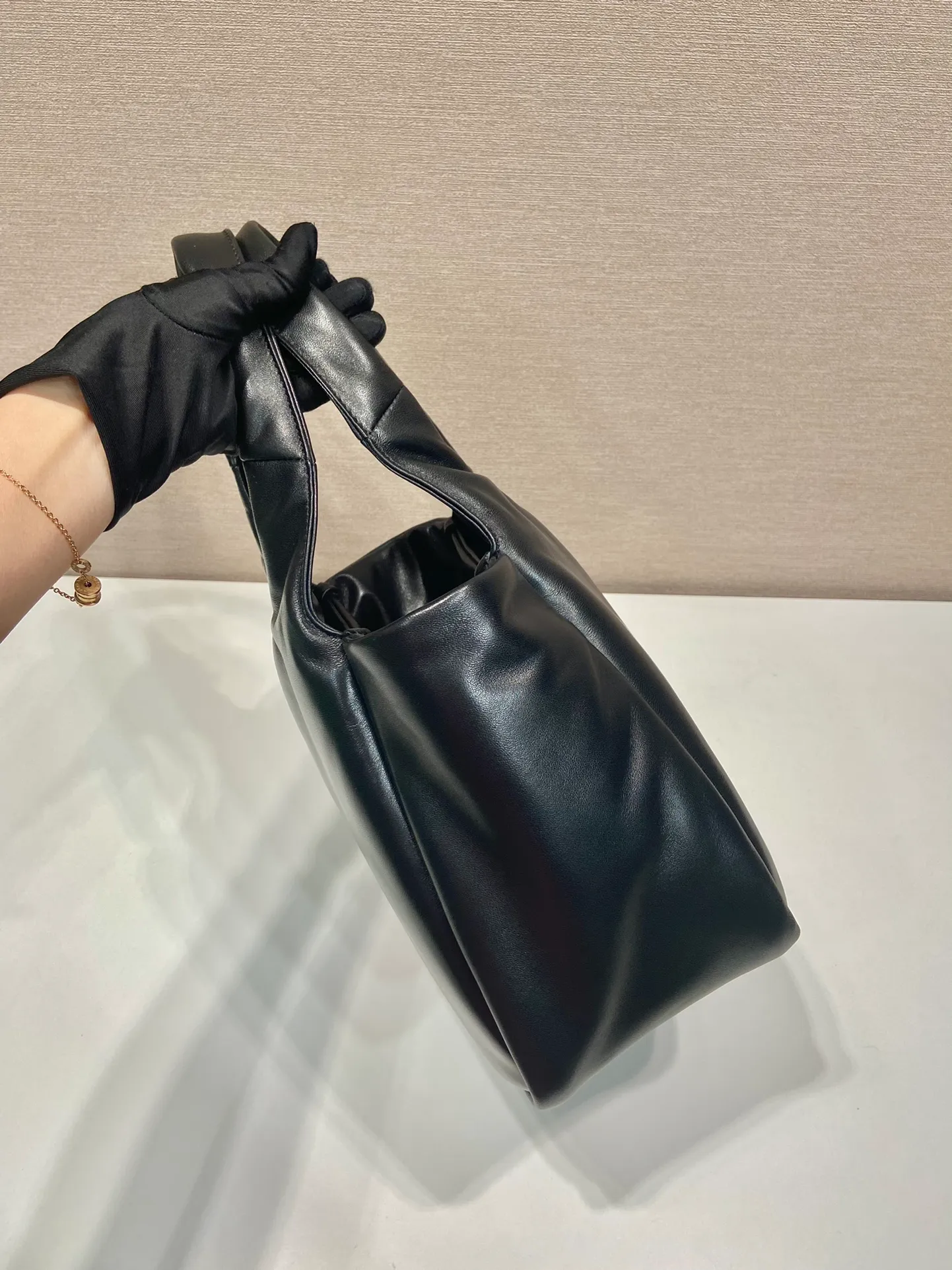 💰1800🎉Large Tote Bag🎉1BG413🎉🎉 This tote bag style handbag is made of soft sheep leather, simple and very soft to the touch, casual and fashionable, with double handles and magnetic buckles. Open the bag to reveal the nappa leather lining and three compartments. The space capacity is very large and lightweight🎉🎉Can be carried on the shoulder🎉🎉If you like babies, hurry up and get it🎉🎉 Length 30x Height 26x Bottom 17cm🎉🎉🎉🍊🍊🍊