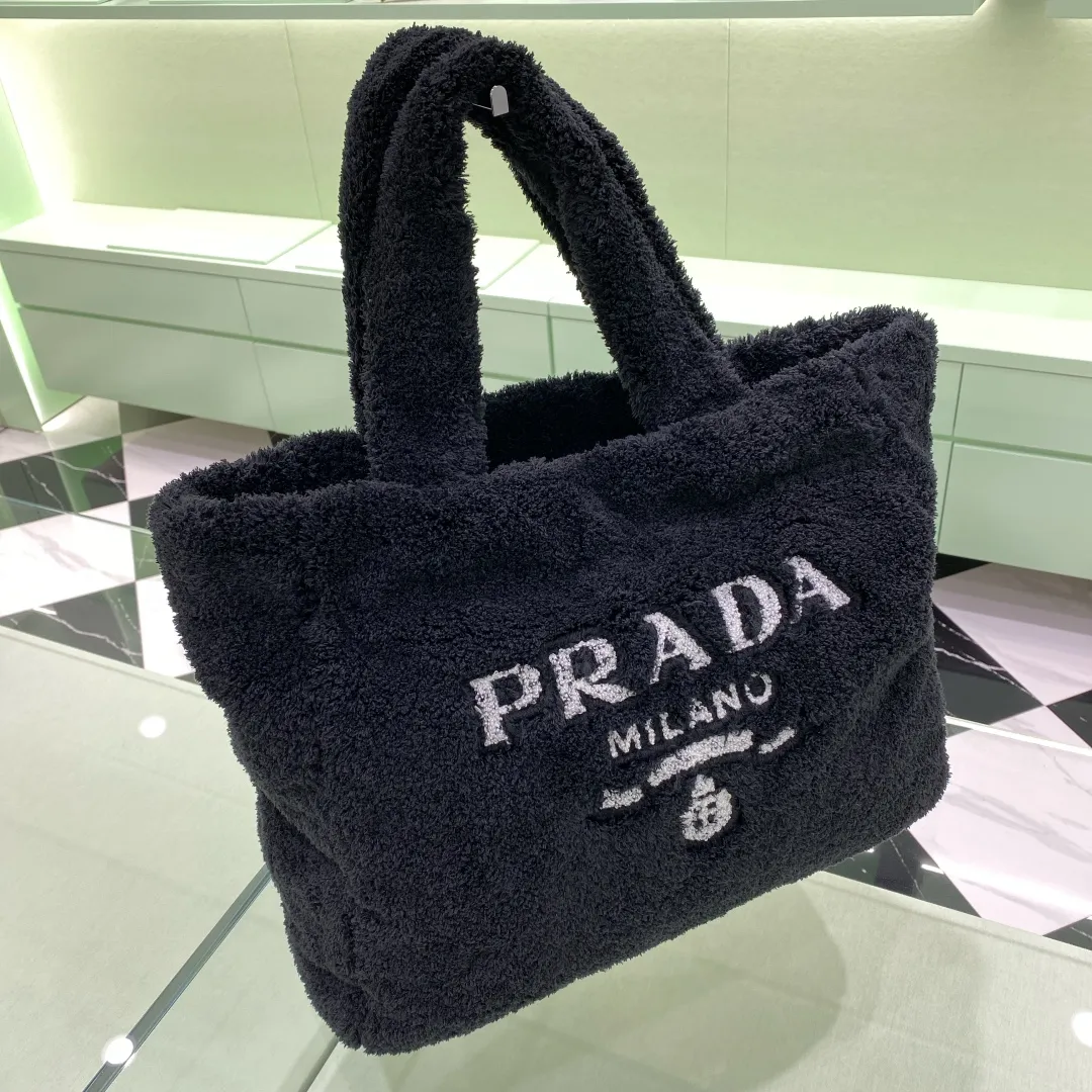 💰1160✨New product launch✨The latest terry fabric tote bag 1BG130 is made of soft terry fabric. Highly recognizable hand-embroidered design. Smart colors and fashionable charm. It is not only practical, lightweight and beautiful. The spacious internal compartment is simply great👏 The new favorite of fashionistas. The perfect details are comparable to the brick cabinet Super 5🌟 Size: 40-34-16cm Black