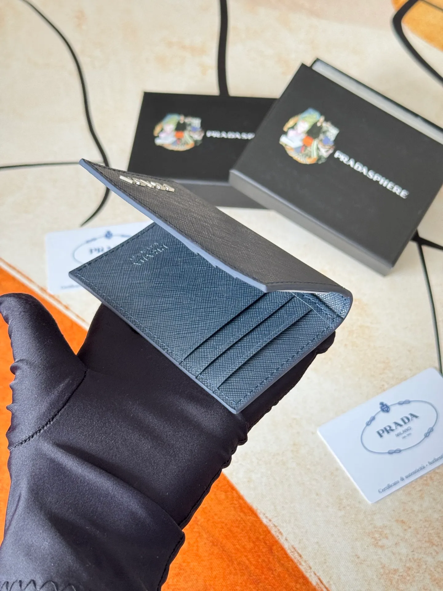 💰120💰prada cross pattern unisex card holder, can be placed in pockets, bags, and can be held in hand, made of cross pattern imported calfskin, pocket card holder, can hold change, 6 card slots, simple and elegant fashion trend. Model 2MC101, color as shown in the picture, size 11×7cm,