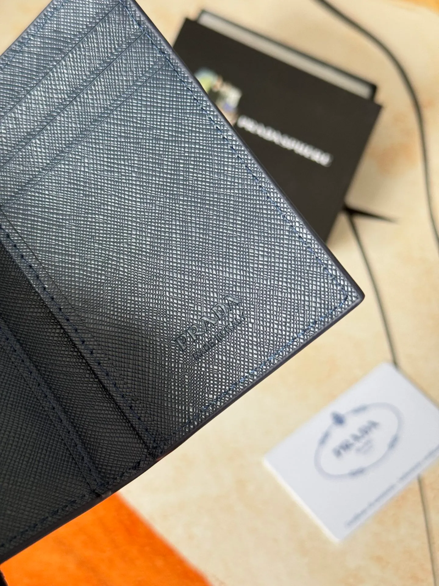 💰120💰prada cross pattern unisex card holder, can be placed in pockets, bags, and can be held in hand, made of cross pattern imported calfskin, pocket card holder, can hold change, 6 card slots, simple and elegant fashion trend. Model 2MC101, color as shown in the picture, size 11×7cm,