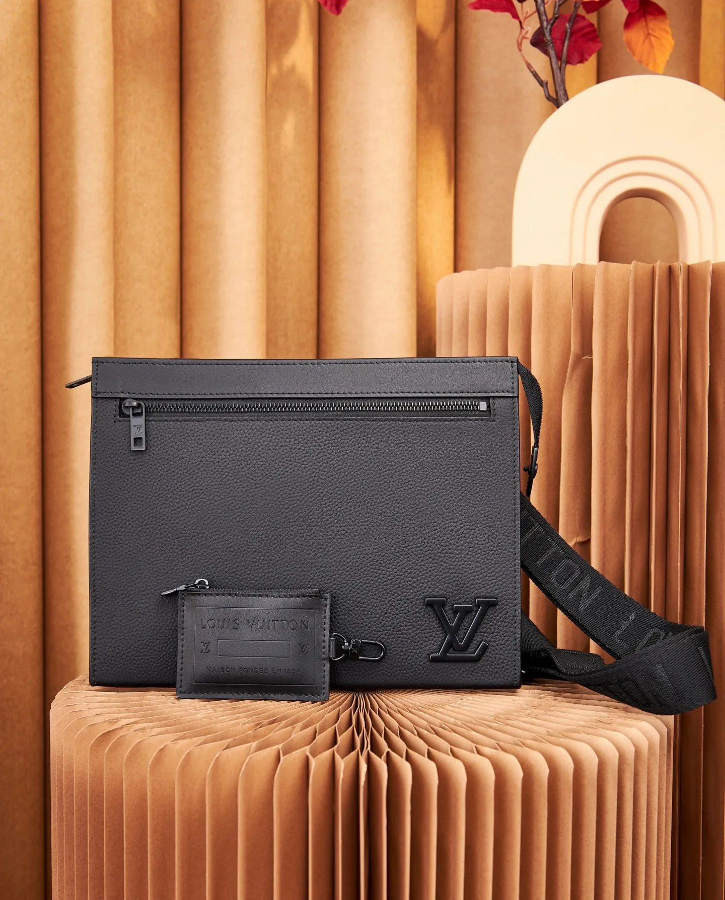 P¥800👉nfc163C01 dynamic chip version👈【Top inspection-free】M59329 cross-body bag, dual-use MESSENGER VOYAGE handbag, new Messenger Voyage handbag reinterprets the classic design of Louis Vuitton Pochette Voyage clutch with avant-garde modular concept. Aerogram leather is cut into a slim profile and features metallic LV lettering. The detachable tag on the shoulder strap doubles as a card holder for touch-free payment. 28 x 21 x 6 cm (length x height x width)