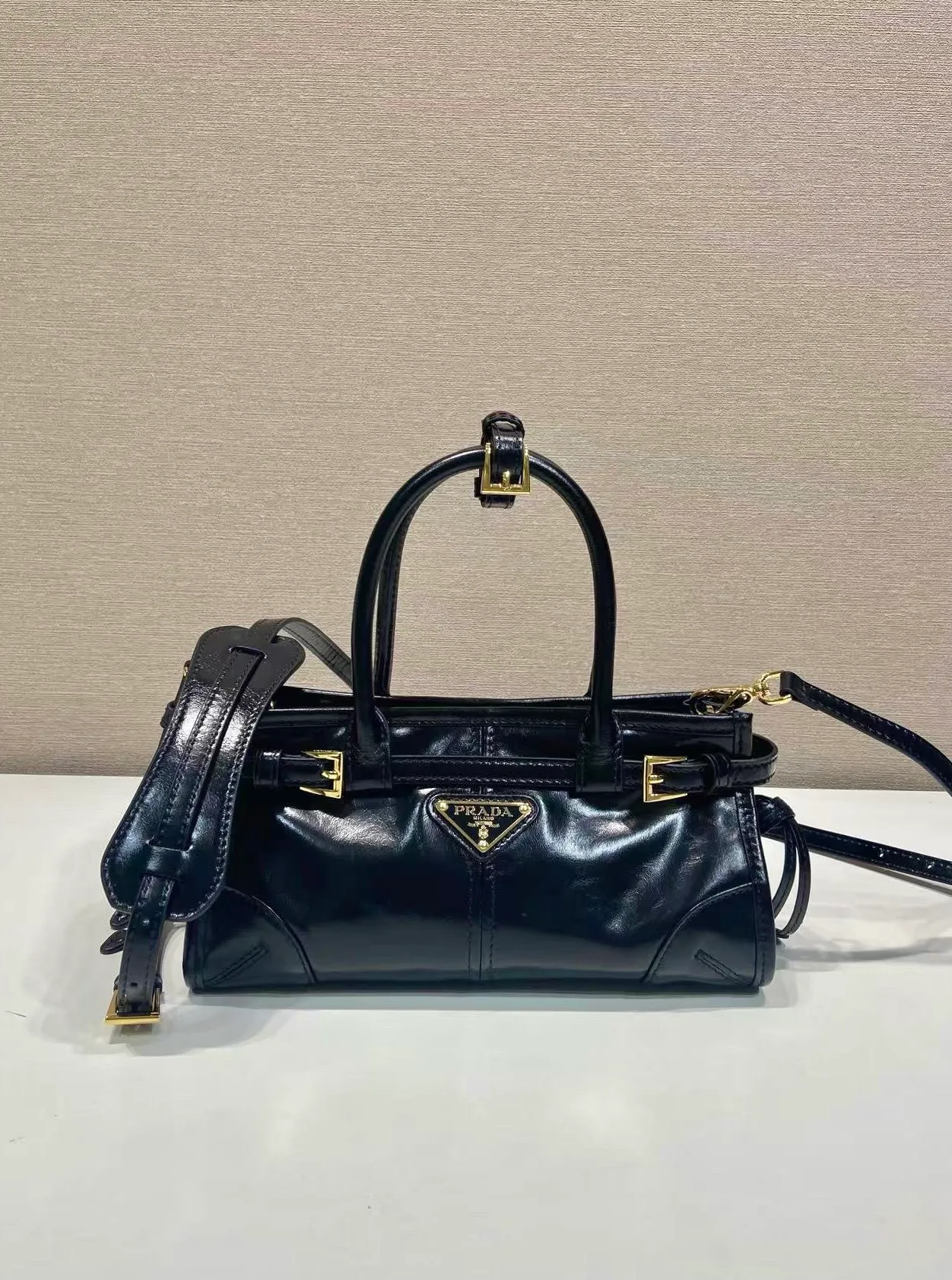 💰1500🎉Softlux oil wax skin🎉1BA486 mini size🎉🎉 This mini hand-held crossbody bag is made of imported waxed leather. The shiny color exudes a classic atmosphere. It is equipped with a detachable and adjustable long shoulder strap. It can be worn cross-body, hand-held or shoulder strap to meet all carrying methods. It has a very large capacity and is easy to use. It is definitely a must-have for fashionistas. It is small in size and is really cute. Hurry up and take this retro style handbag home! Length 23.5 Height 12x Bottom 9cm🎉🎉🎉👏👏👏