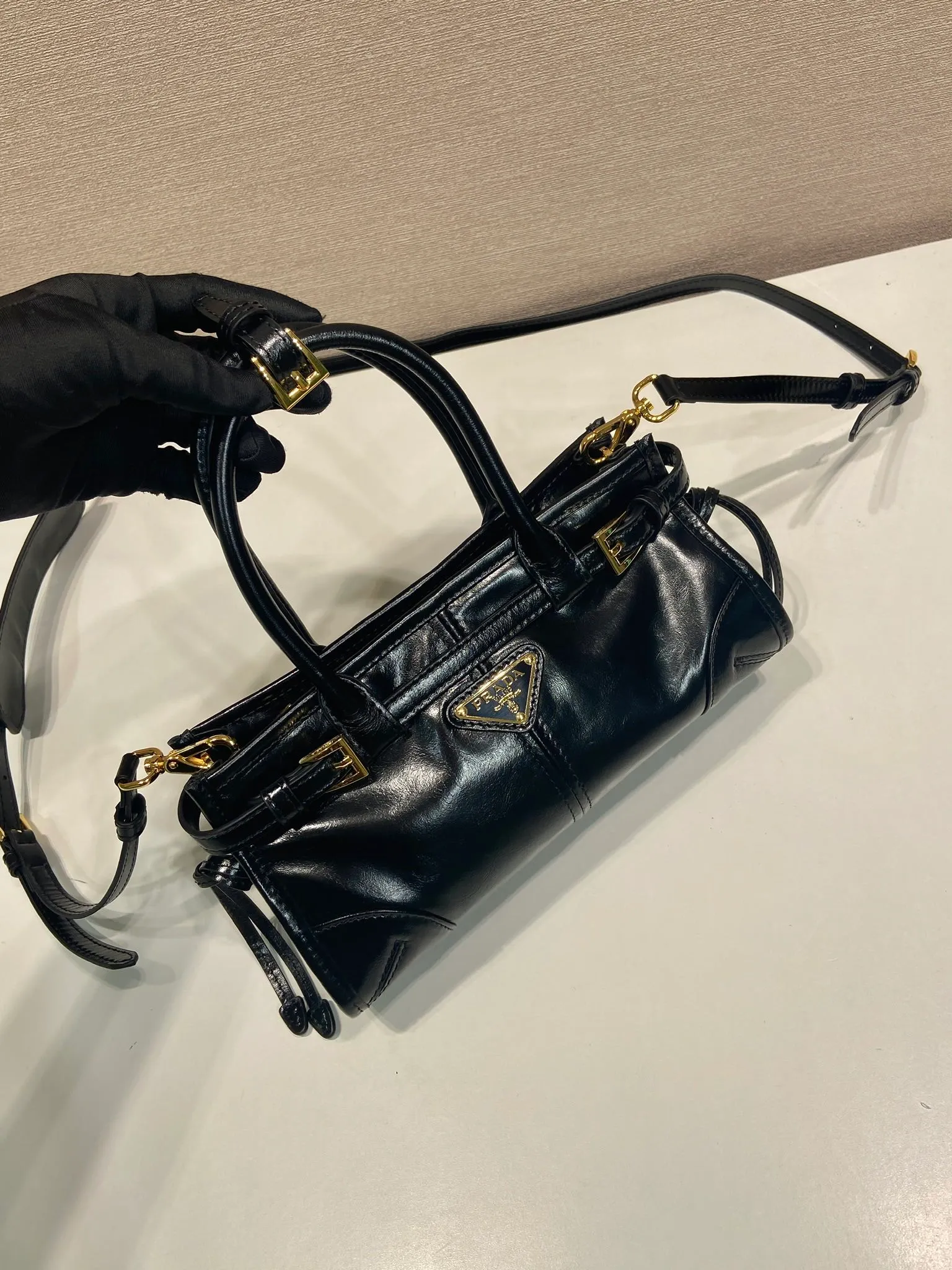 💰1500🎉Softlux oil wax skin🎉1BA486 mini size🎉🎉 This mini hand-held crossbody bag is made of imported waxed leather. The shiny color exudes a classic atmosphere. It is equipped with a detachable and adjustable long shoulder strap. It can be worn cross-body, hand-held or shoulder strap to meet all carrying methods. It has a very large capacity and is easy to use. It is definitely a must-have for fashionistas. It is small in size and is really cute. Hurry up and take this retro style handbag home! Length 23.5 Height 12x Bottom 9cm🎉🎉🎉👏👏👏
