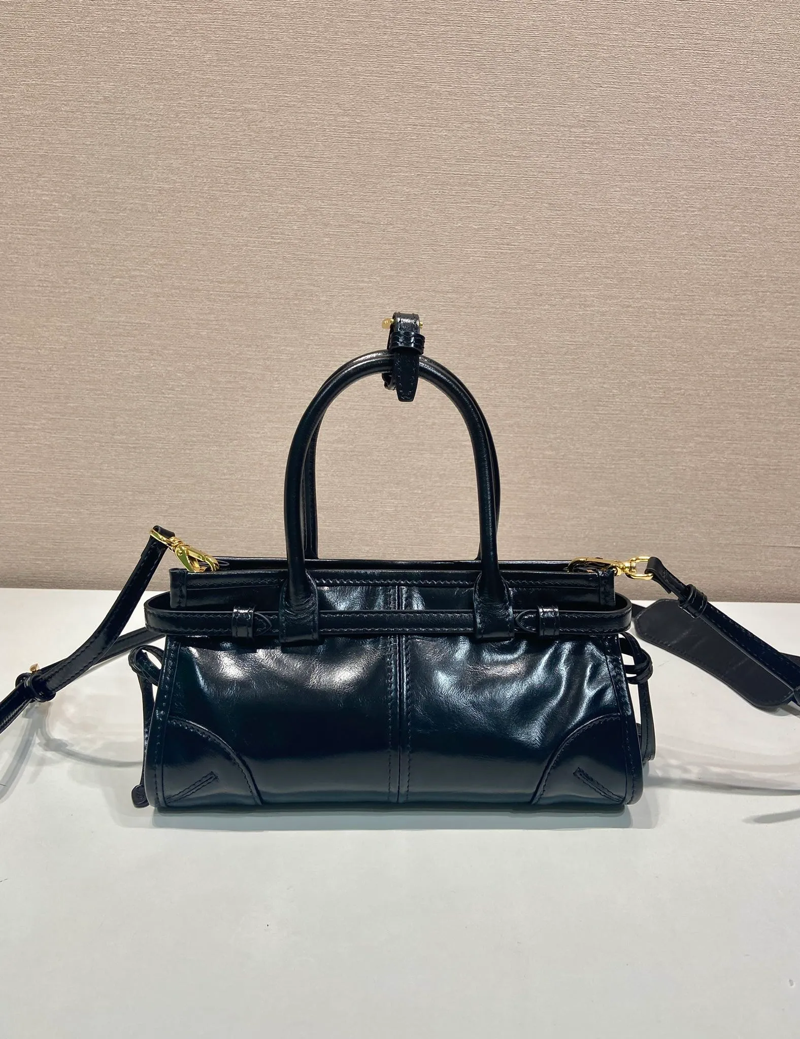 💰1500🎉Softlux oil wax skin🎉1BA486 mini size🎉🎉 This mini hand-held crossbody bag is made of imported waxed leather. The shiny color exudes a classic atmosphere. It is equipped with a detachable and adjustable long shoulder strap. It can be worn cross-body, hand-held or shoulder strap to meet all carrying methods. It has a very large capacity and is easy to use. It is definitely a must-have for fashionistas. It is small in size and is really cute. Hurry up and take this retro style handbag home! Length 23.5 Height 12x Bottom 9cm🎉🎉🎉👏👏👏