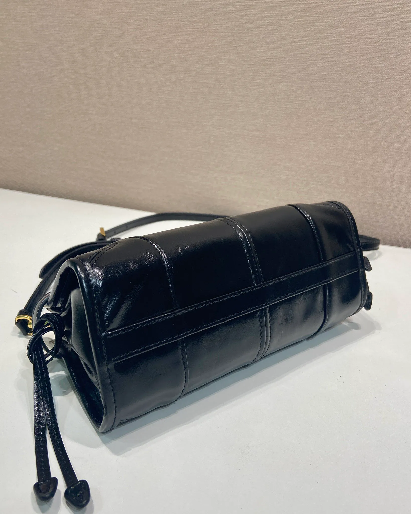 💰1500🎉Softlux oil wax skin🎉1BA486 mini size🎉🎉 This mini hand-held crossbody bag is made of imported waxed leather. The shiny color exudes a classic atmosphere. It is equipped with a detachable and adjustable long shoulder strap. It can be worn cross-body, hand-held or shoulder strap to meet all carrying methods. It has a very large capacity and is easy to use. It is definitely a must-have for fashionistas. It is small in size and is really cute. Hurry up and take this retro style handbag home! Length 23.5 Height 12x Bottom 9cm🎉🎉🎉👏👏👏