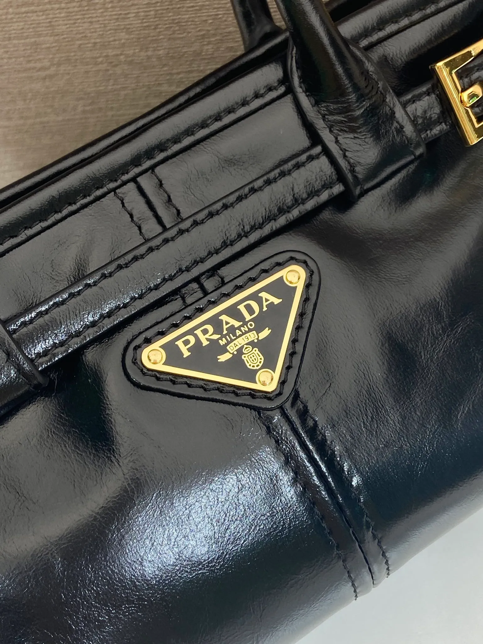 💰1500🎉Softlux oil wax skin🎉1BA486 mini size🎉🎉 This mini hand-held crossbody bag is made of imported waxed leather. The shiny color exudes a classic atmosphere. It is equipped with a detachable and adjustable long shoulder strap. It can be worn cross-body, hand-held or shoulder strap to meet all carrying methods. It has a very large capacity and is easy to use. It is definitely a must-have for fashionistas. It is small in size and is really cute. Hurry up and take this retro style handbag home! Length 23.5 Height 12x Bottom 9cm🎉🎉🎉👏👏👏