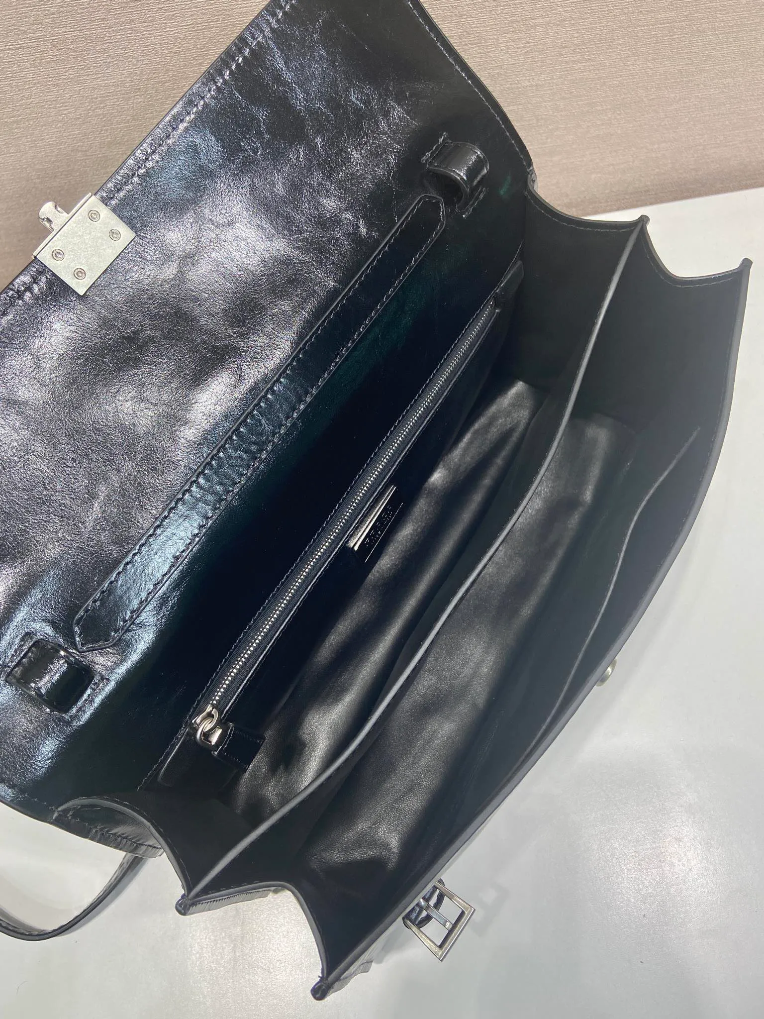 💰1700🎉New Pen Holder Bag🎉1BN026 Small🎉🎉 This leather handbag is inspired by the crisp and formal briefcase. It has a delicate and shiny texture and reinterprets the classic office style silhouette with a new attitude. Designed with exquisite soft details, it adds gentleness and versatile charm to the bag's classic shape. The classic vertical lock buckle embellishes the details, and it is equipped with a long handle, which can be carried over the shoulder, making it more practical. Another popular style that will never go out of style, hurry up and get it🎉🎉 Length 32 height 16.5x base 10cm🎉🎉🎉💰💰💰