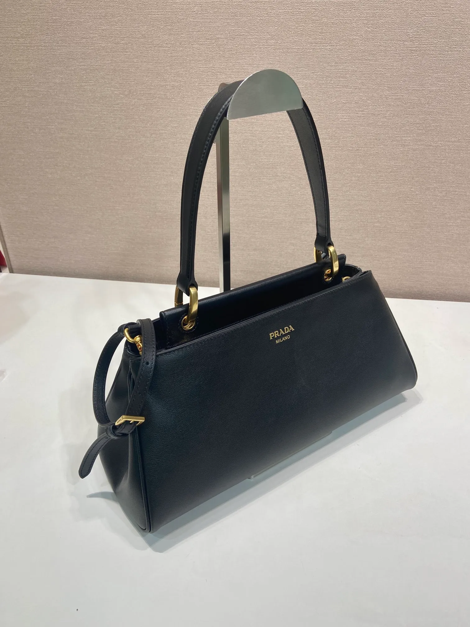 💰1840🎉New product🎉1BA475🎉🎉 This new women's bag is made of imported calfskin with imported sheepskin inside. Top-quality retro hardware, equipped with a detachable long shoulder strap, which can be carried by hand/on the shoulder/cross-body. Zipper openings are designed on both sides of the bag opening, with large capacity. It is also a popular style that will never go out of style, for babies. Hurry up and get it, length 35x height 16x base 13cm🎉🎉🎉💰💰💰