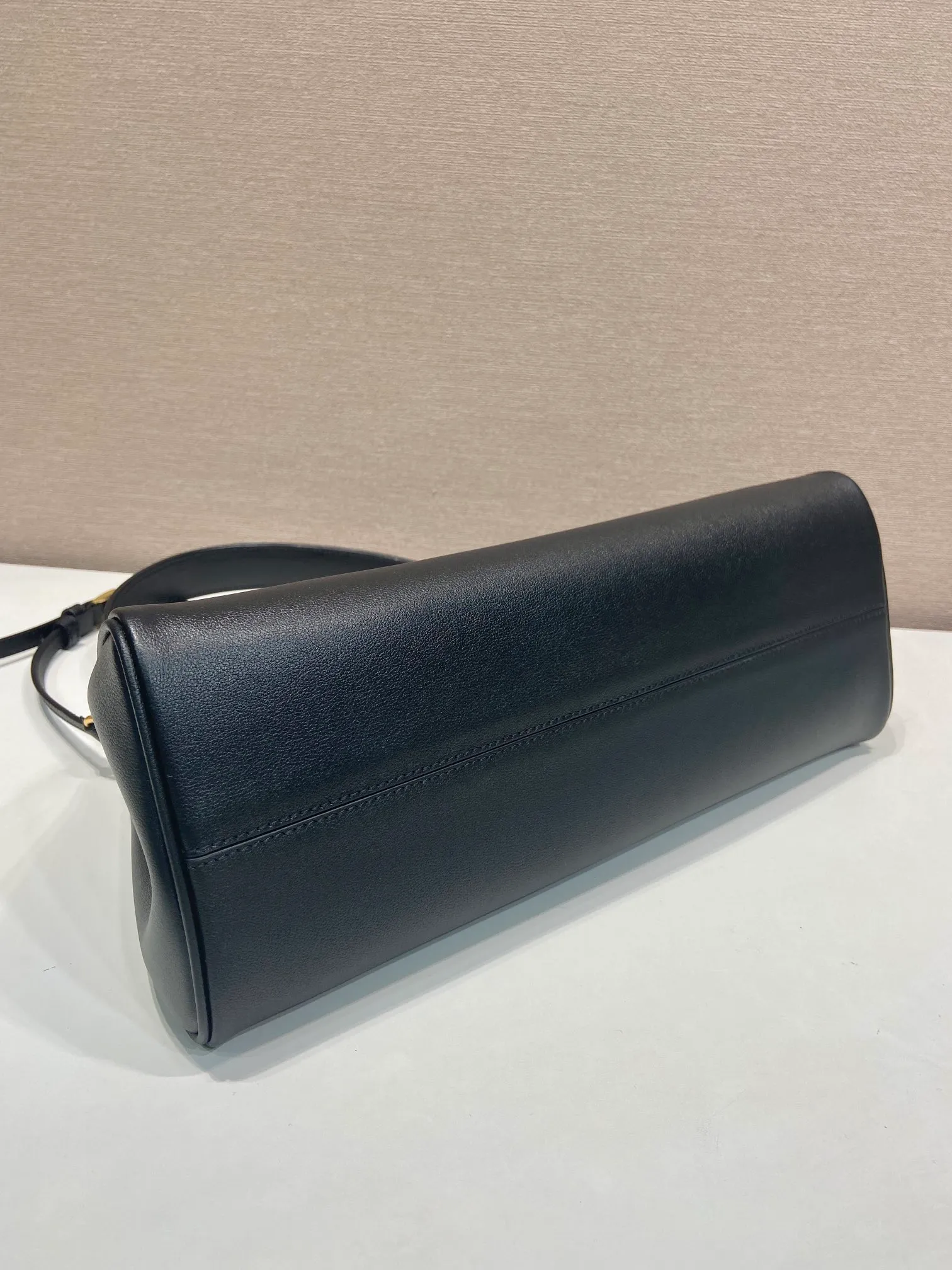 💰1840🎉New product🎉1BA475🎉🎉 This new women's bag is made of imported calfskin with imported sheepskin inside. Top-quality retro hardware, equipped with a detachable long shoulder strap, which can be carried by hand/on the shoulder/cross-body. Zipper openings are designed on both sides of the bag opening, with large capacity. It is also a popular style that will never go out of style, for babies. Hurry up and get it, length 35x height 16x base 13cm🎉🎉🎉💰💰💰