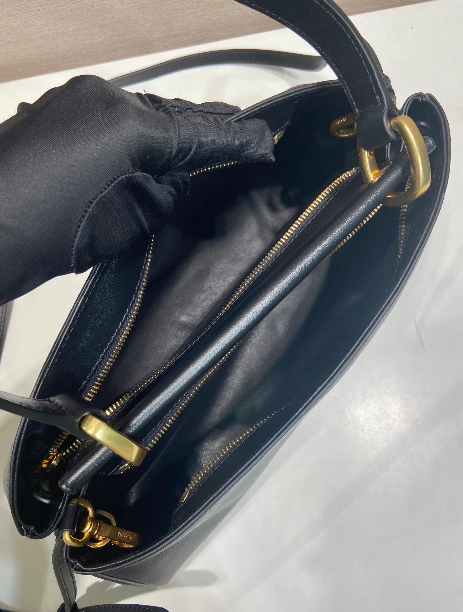 💰1840🎉New product🎉1BA475🎉🎉 This new women's bag is made of imported calfskin with imported sheepskin inside. Top-quality retro hardware, equipped with a detachable long shoulder strap, which can be carried by hand/on the shoulder/cross-body. Zipper openings are designed on both sides of the bag opening, with large capacity. It is also a popular style that will never go out of style, for babies. Hurry up and get it, length 35x height 16x base 13cm🎉🎉🎉💰💰💰
