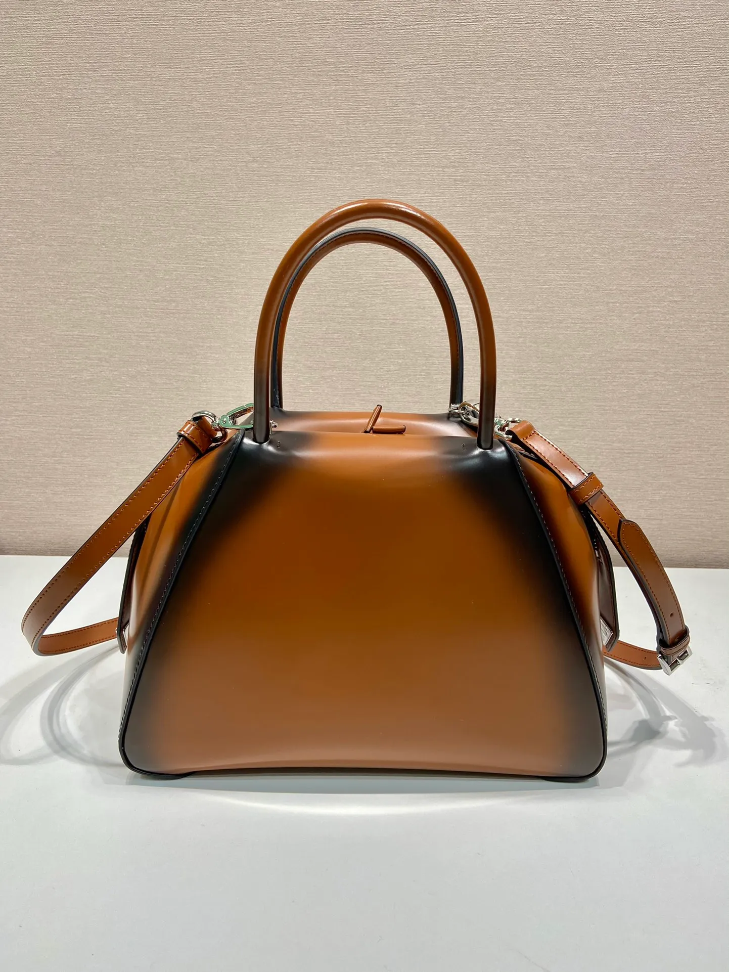 💰1800👏Gradient bowling ball👏1BA366 new gradient color🎉 This handbag with exquisite lines will be unveiled at the 2022 autumn and winter fashion show. Equipped with a detachable and adjustable long shoulder strap that can be carried by hand/cross-body. The elegant silhouette features a hand-painted finish that accentuates geometric lines and three-dimensional effects. Casual and stylish. Large capacity space. Everything you need for daily use can be accommodated! Babies. Hurry up and get it🎉🎉, length 25.5x height 18x ​​base 13.5cm🎉🎉🎉👏👏👏 👏