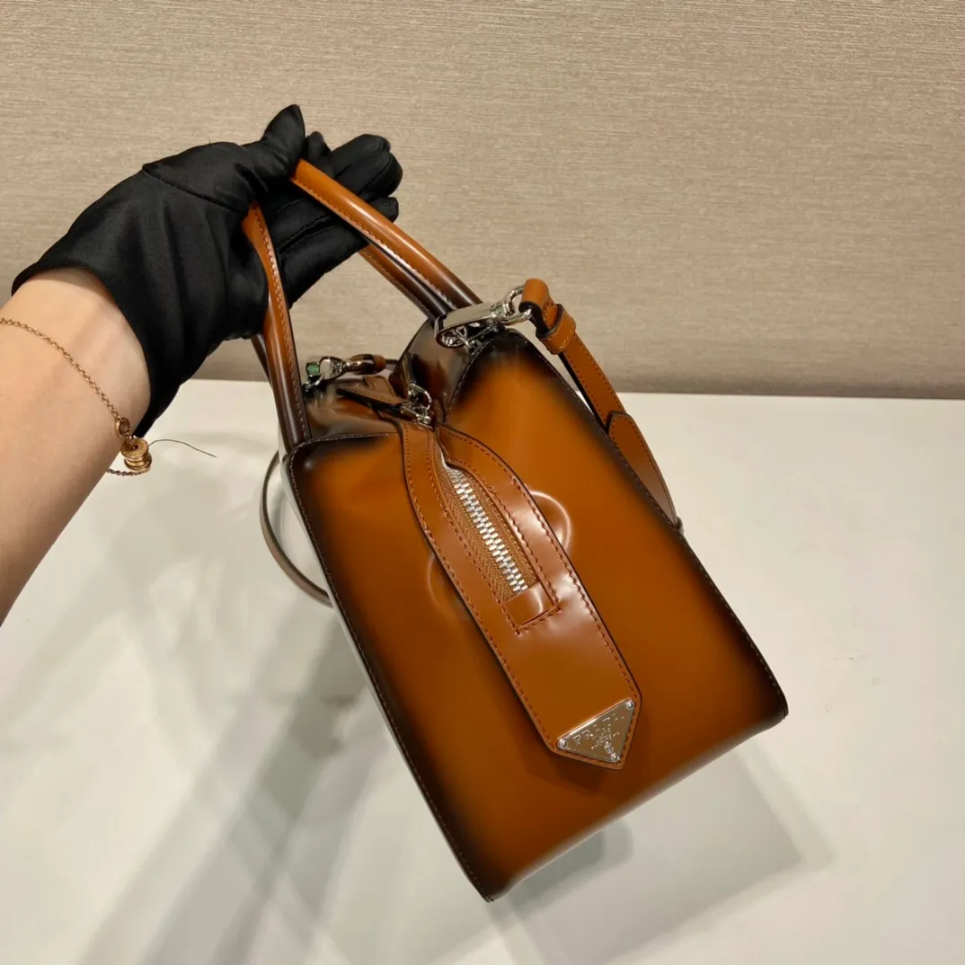 💰1800👏Gradient bowling ball👏1BA366 new gradient color🎉 This handbag with exquisite lines will be unveiled at the 2022 autumn and winter fashion show. Equipped with a detachable and adjustable long shoulder strap that can be carried by hand/cross-body. The elegant silhouette features a hand-painted finish that accentuates geometric lines and three-dimensional effects. Casual and stylish. Large capacity space. Everything you need for daily use can be accommodated! Babies. Hurry up and get it🎉🎉, length 25.5x height 18x ​​base 13.5cm🎉🎉🎉👏👏👏 👏