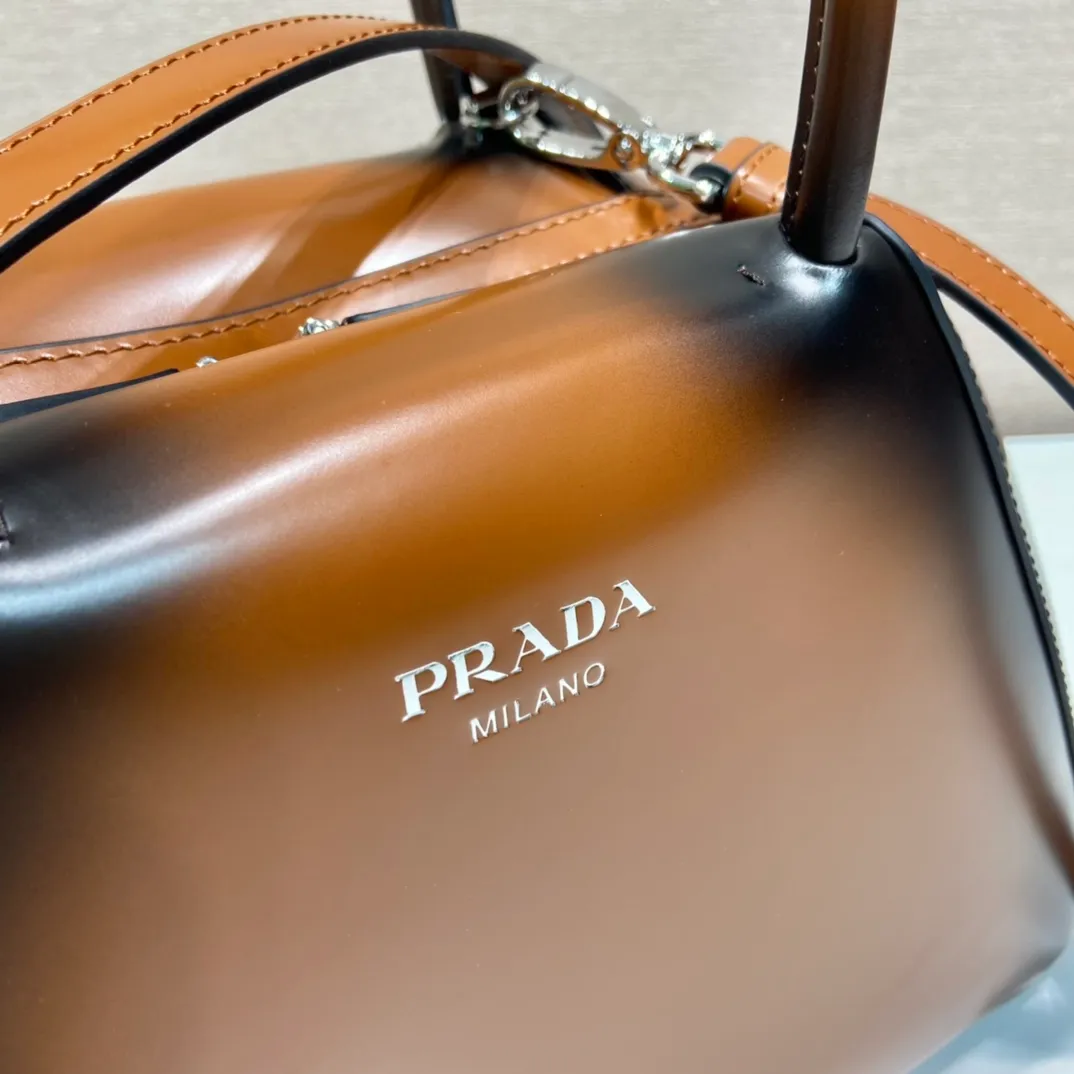 💰1800👏Gradient bowling ball👏1BA366 new gradient color🎉 This handbag with exquisite lines will be unveiled at the 2022 autumn and winter fashion show. Equipped with a detachable and adjustable long shoulder strap that can be carried by hand/cross-body. The elegant silhouette features a hand-painted finish that accentuates geometric lines and three-dimensional effects. Casual and stylish. Large capacity space. Everything you need for daily use can be accommodated! Babies. Hurry up and get it🎉🎉, length 25.5x height 18x ​​base 13.5cm🎉🎉🎉👏👏👏 👏