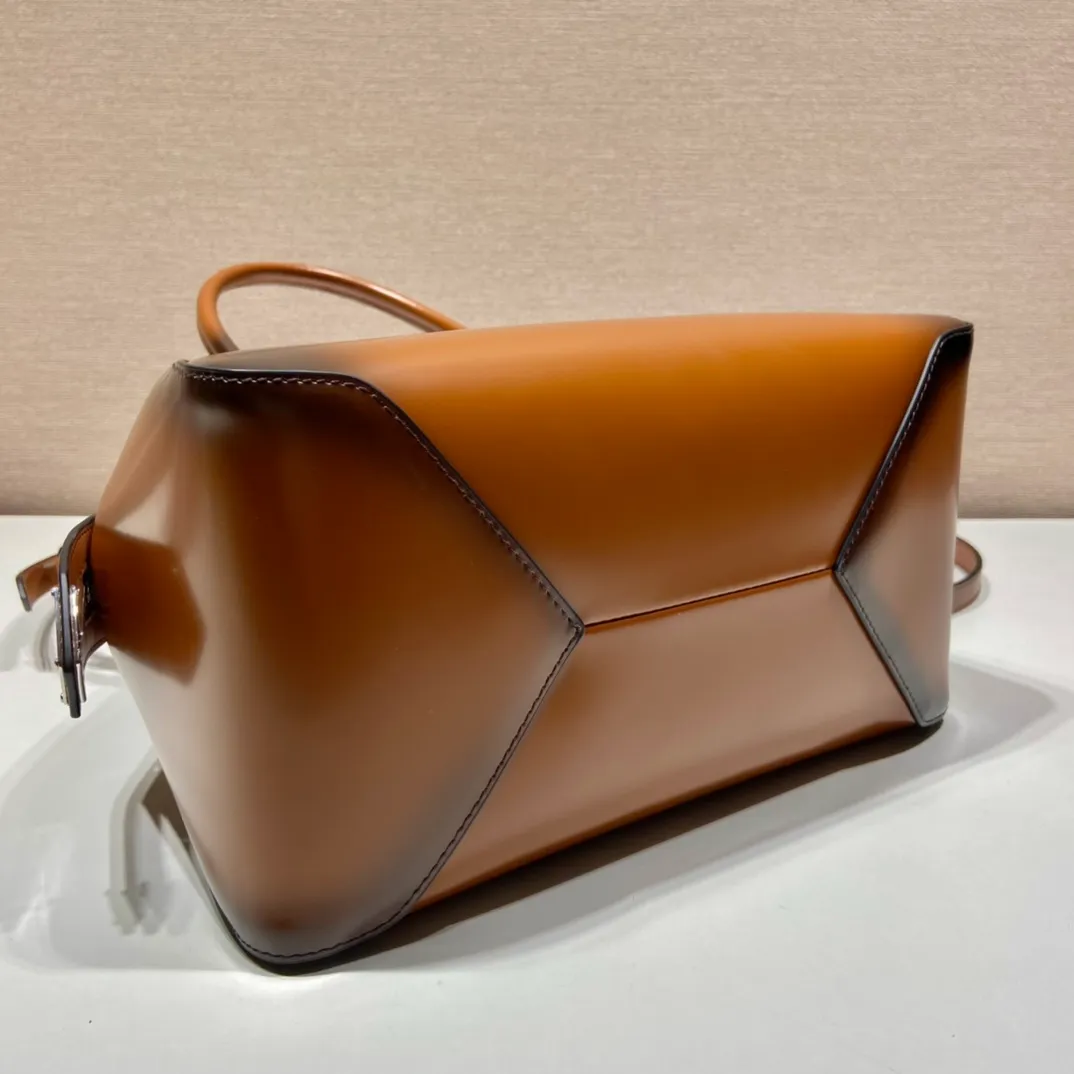 💰1800👏Gradient bowling ball👏1BA366 new gradient color🎉 This handbag with exquisite lines will be unveiled at the 2022 autumn and winter fashion show. Equipped with a detachable and adjustable long shoulder strap that can be carried by hand/cross-body. The elegant silhouette features a hand-painted finish that accentuates geometric lines and three-dimensional effects. Casual and stylish. Large capacity space. Everything you need for daily use can be accommodated! Babies. Hurry up and get it🎉🎉, length 25.5x height 18x ​​base 13.5cm🎉🎉🎉👏👏👏 👏