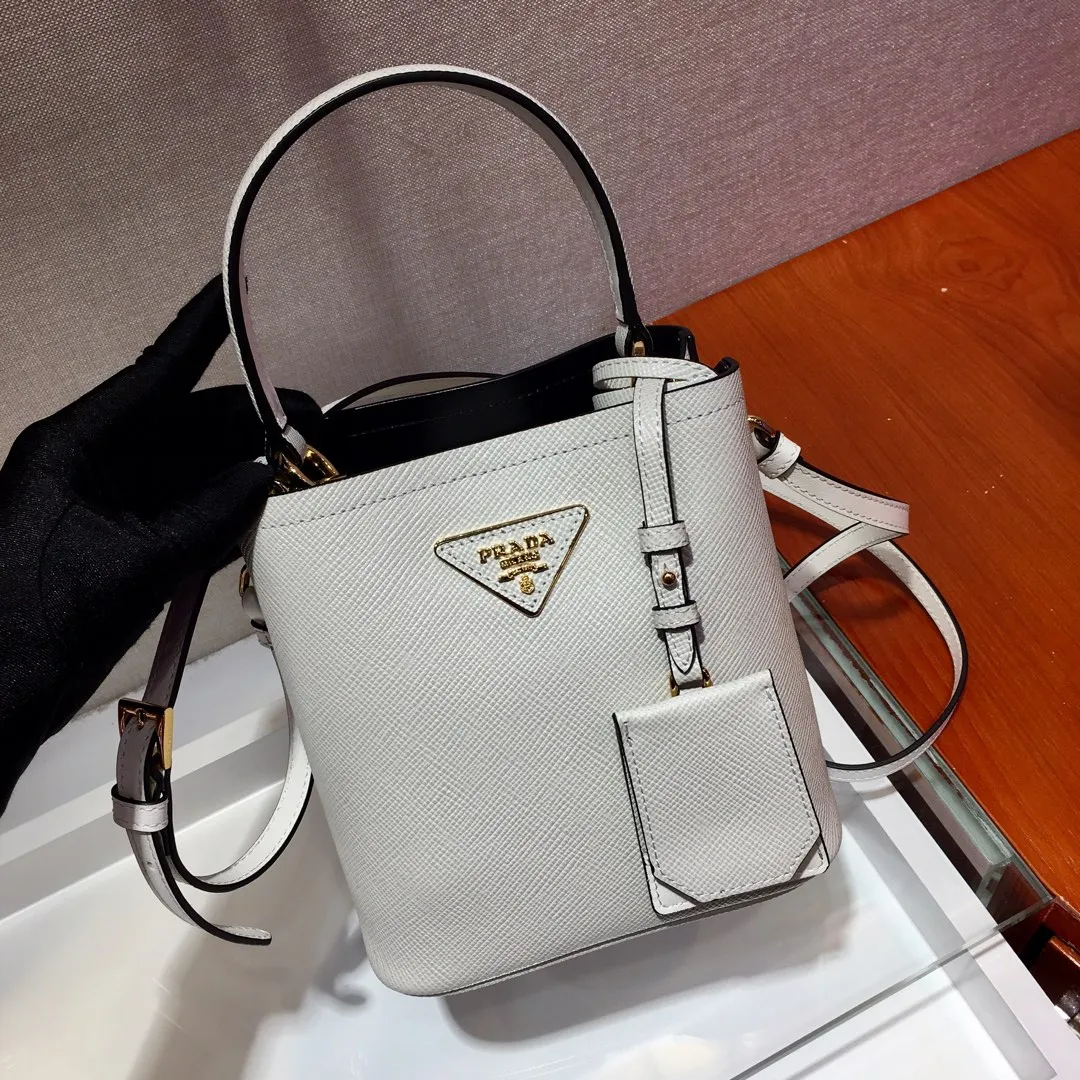 💰1700🔆Exclusive first release🔆1BA217 mini size💋Original item🤙🤙Made of imported Saffiano leather material, removable shoulder strap, leather nameplate and metal logo complement each other. Leather-covered central pocket with magnetic buckle. Saffiano leather triangle logo. Contrast color nappa leather lining. This Double handbag has an elegant style, eye-catching and unique. It is also a popular style🙋🏻🙋🏻Length 17x Height 18X Bottom 10.5cm