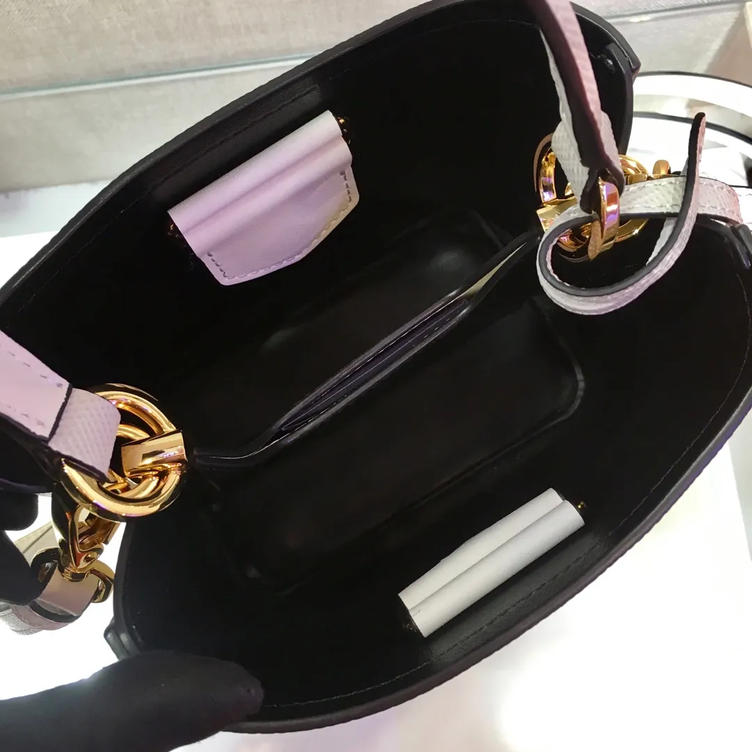 💰1700🔆Exclusive first release🔆1BA217 mini size💋Original item🤙🤙Made of imported Saffiano leather material, removable shoulder strap, leather nameplate and metal logo complement each other. Leather-covered central pocket with magnetic buckle. Saffiano leather triangle logo. Contrast color nappa leather lining. This Double handbag has an elegant style, eye-catching and unique. It is also a popular style🙋🏻🙋🏻Length 17x Height 18X Bottom 10.5cm