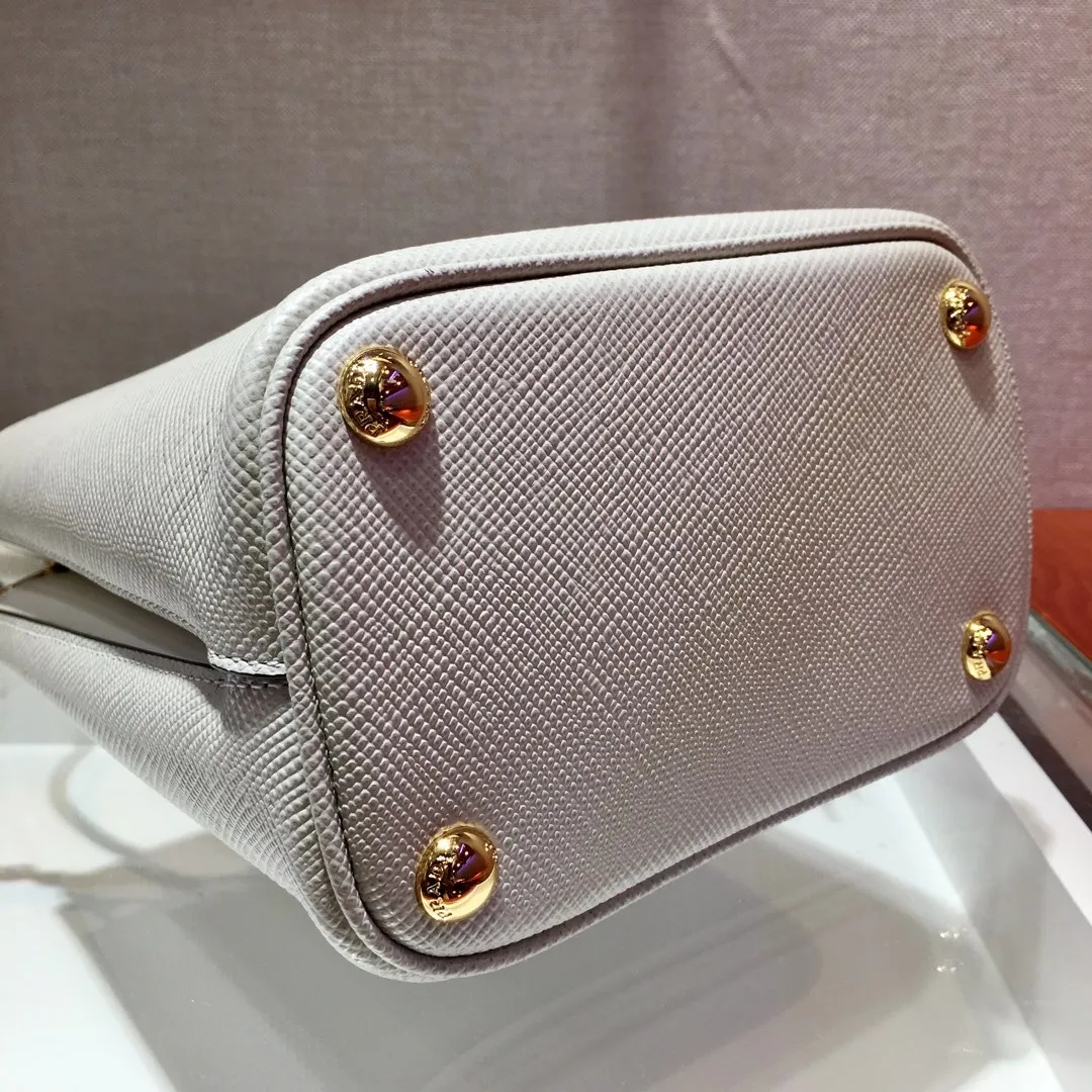 💰1700🔆Exclusive first release🔆1BA217 mini size💋Original item🤙🤙Made of imported Saffiano leather material, removable shoulder strap, leather nameplate and metal logo complement each other. Leather-covered central pocket with magnetic buckle. Saffiano leather triangle logo. Contrast color nappa leather lining. This Double handbag has an elegant style, eye-catching and unique. It is also a popular style🙋🏻🙋🏻Length 17x Height 18X Bottom 10.5cm