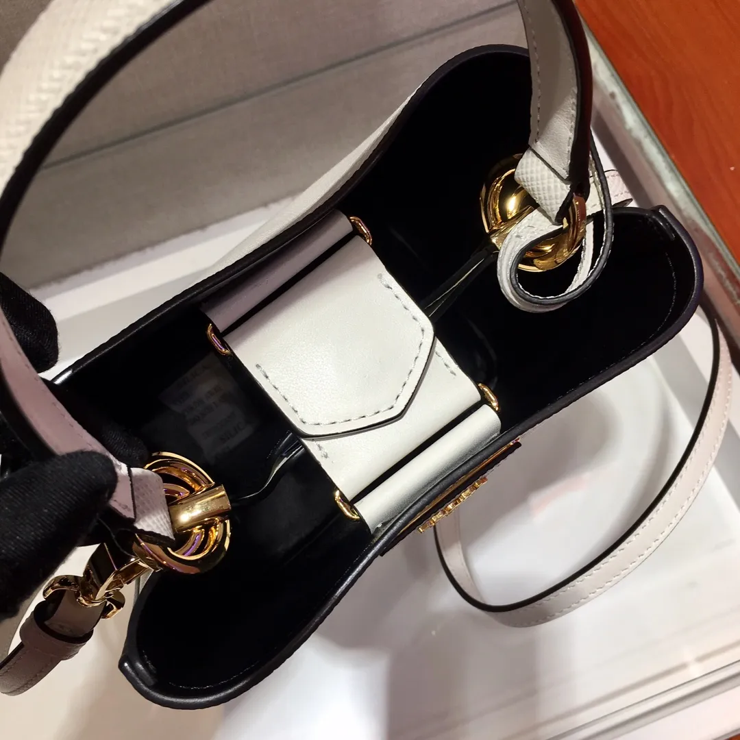 💰1700🔆Exclusive first release🔆1BA217 mini size💋Original item🤙🤙Made of imported Saffiano leather material, removable shoulder strap, leather nameplate and metal logo complement each other. Leather-covered central pocket with magnetic buckle. Saffiano leather triangle logo. Contrast color nappa leather lining. This Double handbag has an elegant style, eye-catching and unique. It is also a popular style🙋🏻🙋🏻Length 17x Height 18X Bottom 10.5cm