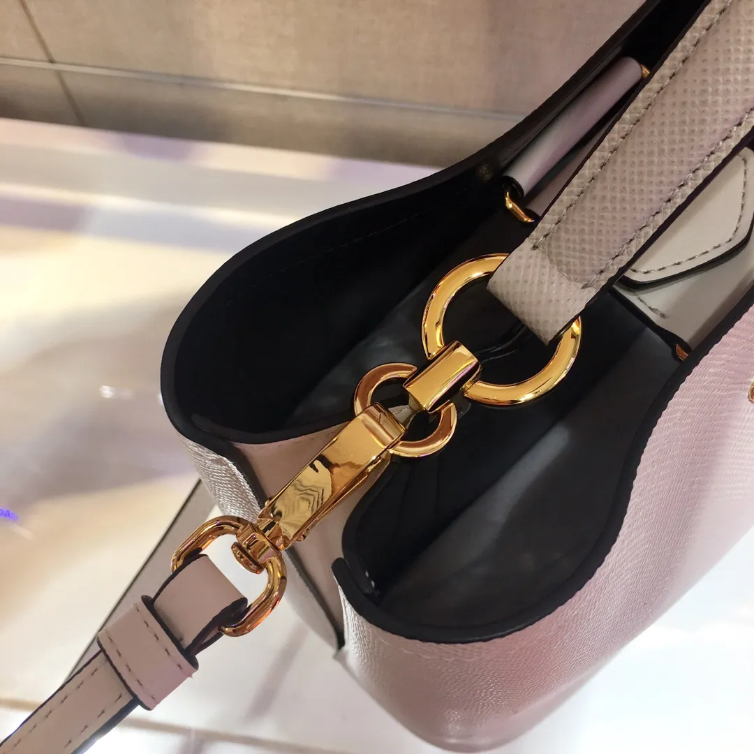 💰1700🔆Exclusive first release🔆1BA217 mini size💋Original item🤙🤙Made of imported Saffiano leather material, removable shoulder strap, leather nameplate and metal logo complement each other. Leather-covered central pocket with magnetic buckle. Saffiano leather triangle logo. Contrast color nappa leather lining. This Double handbag has an elegant style, eye-catching and unique. It is also a popular style🙋🏻🙋🏻Length 17x Height 18X Bottom 10.5cm