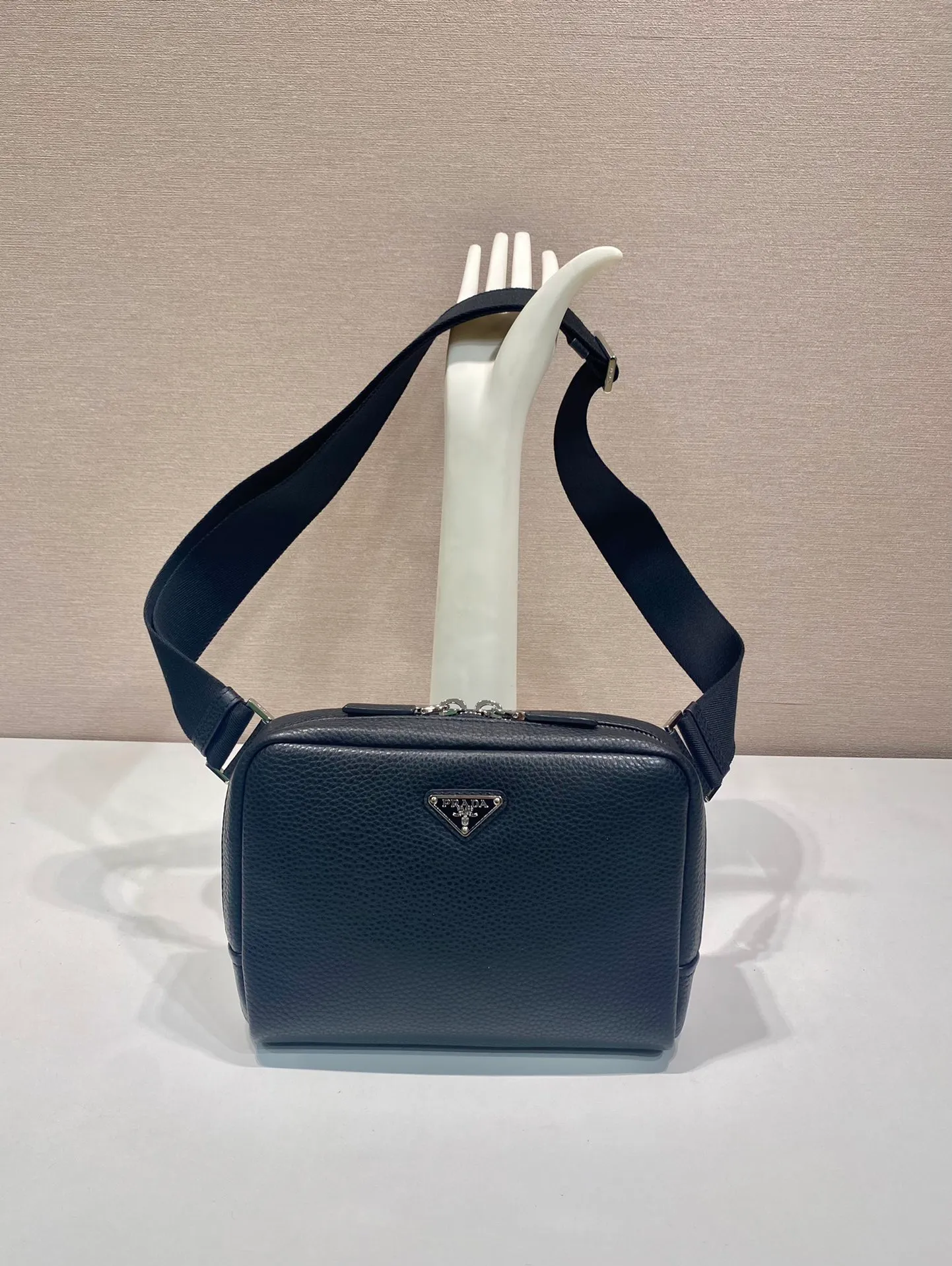 💰1320🎉New chest bag🎉2VH181 large size🎉🎉 This leather shoulder bag chest bag adopts fashionable and smooth line design and layered silhouette, with adjustable webbing and imported deerskin cowhide. It feels comfortable and luxurious, and can be used as a chest bag or shoulder bag. Large capacity space. The upper body effect is fashionable and trendy, and it is a popular style that will never go out of style🎉🎉 Length 24x Height 16.5x Bottom 7cm🎉🎉🎉👏👏👏