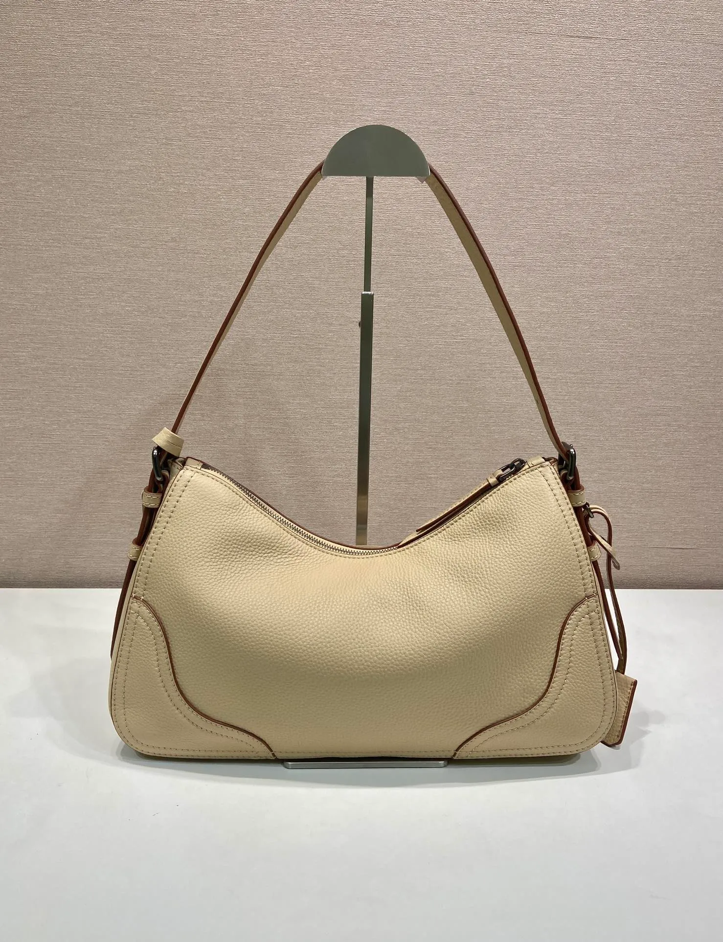 💰1760🎉New🎉1BC280🎉🎉 This new interpretation of the iconic Aimée bag celebrates the P family’s heritage with a design reminiscent of a travel theme. The unique hobo silhouette adds a new element, as the leather is richly textured and exhibits fine, irregular textures for a natural and refined effect. Reinforced corners inspired by travel bags highlight the craftsmanship and timeless character of this style. Detachable keychain/hot tag with large capacity and a popular style that will never go out of style🎉🎉Babies, hurry up and get it🎉🎉 Length 36x Height 20x Bottom 11cm🎉🎉💰💰💰
