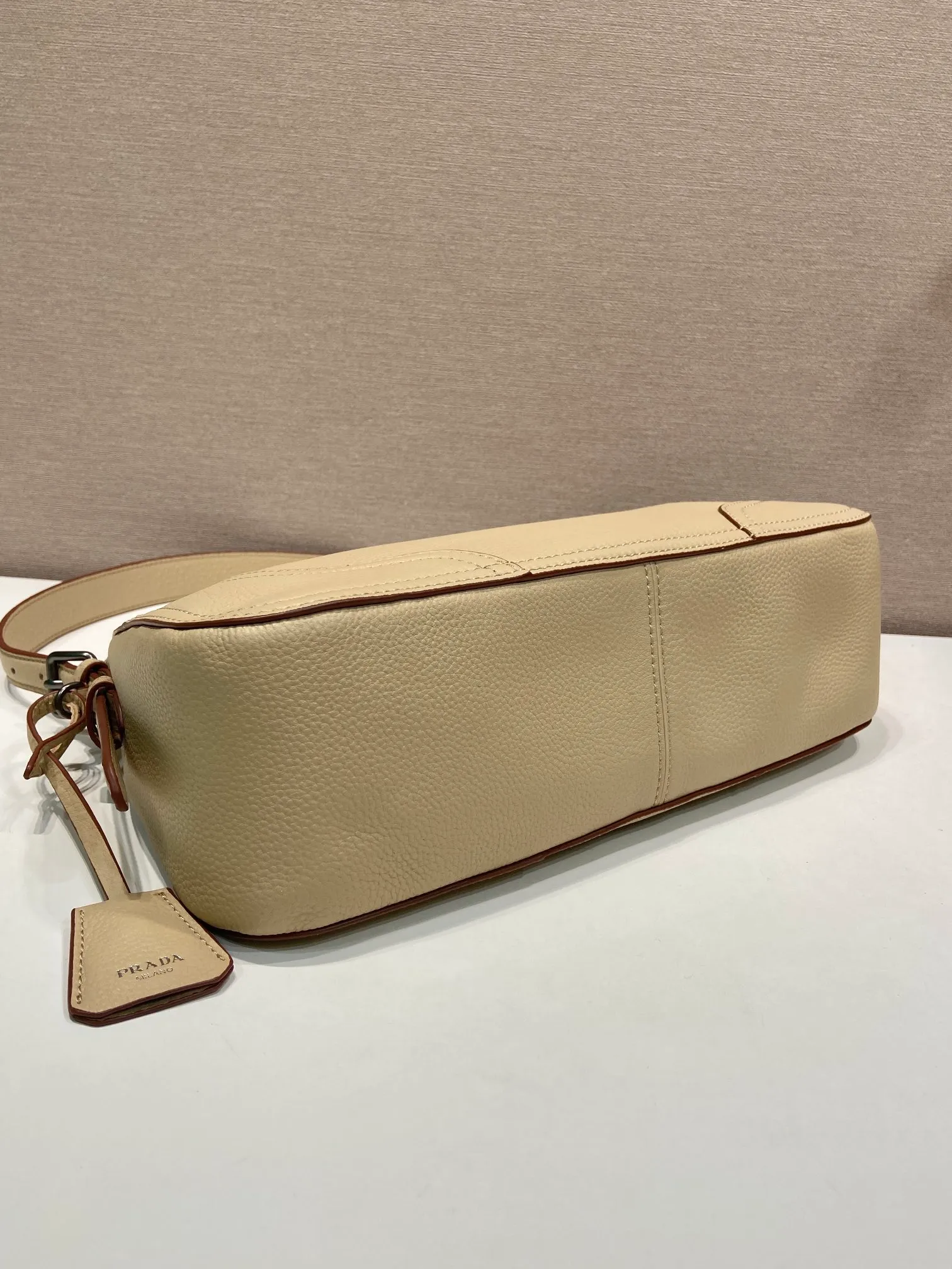 💰1760🎉New🎉1BC280🎉🎉 This new interpretation of the iconic Aimée bag celebrates the P family’s heritage with a design reminiscent of a travel theme. The unique hobo silhouette adds a new element, as the leather is richly textured and exhibits fine, irregular textures for a natural and refined effect. Reinforced corners inspired by travel bags highlight the craftsmanship and timeless character of this style. Detachable keychain/hot tag with large capacity and a popular style that will never go out of style🎉🎉Babies, hurry up and get it🎉🎉 Length 36x Height 20x Bottom 11cm🎉🎉💰💰💰