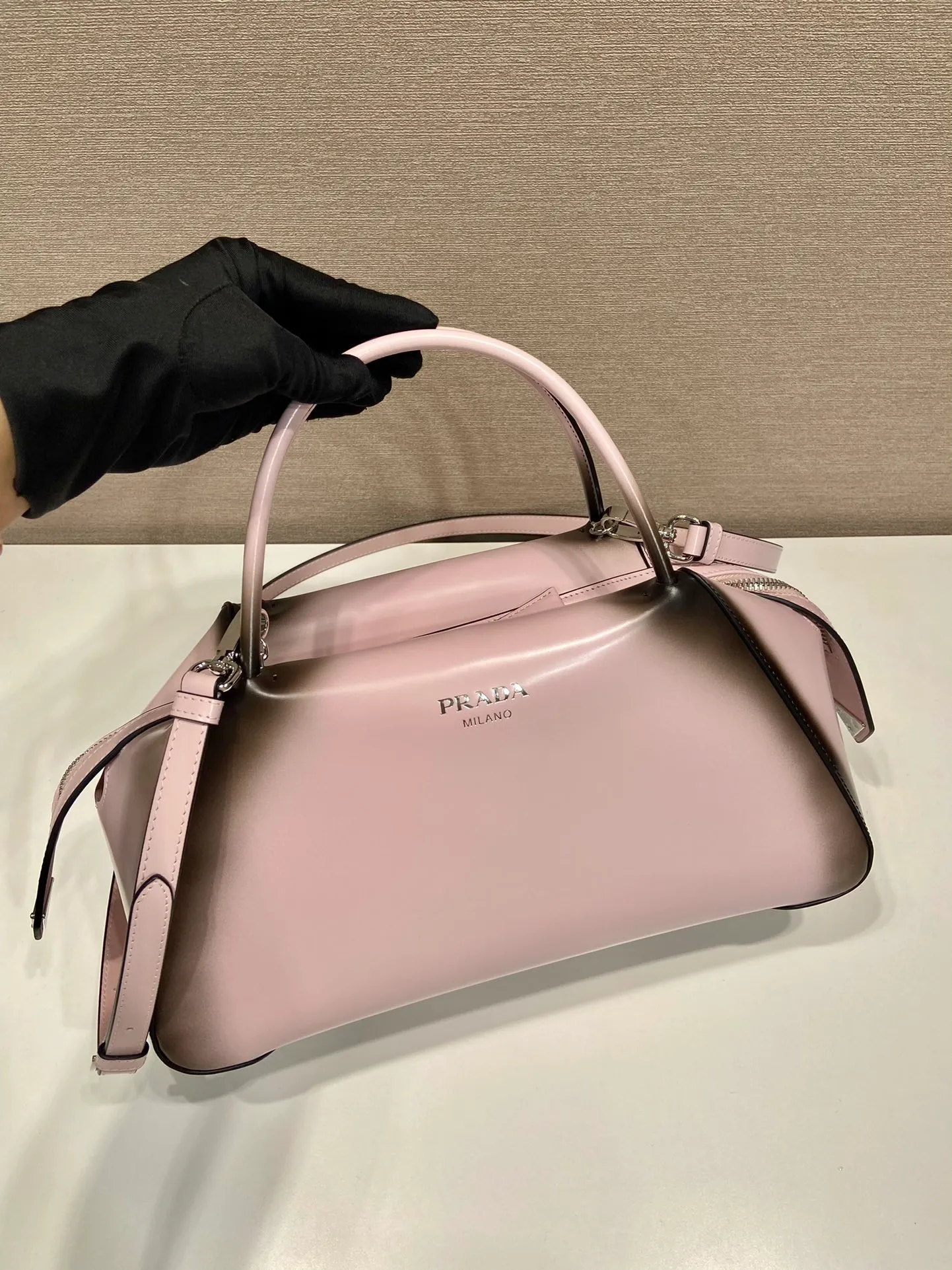💰1800👏Gradient bowling ball👏1BA365 new medium gradient color🎉 This handbag with exquisite lines will be unveiled at the 2022 autumn and winter fashion show. Equipped with a detachable and adjustable long shoulder strap that can be carried by hand/cross-body. The elegant silhouette features a hand-painted finish that accentuates geometric lines and three-dimensional effects. Casual and stylish. Large capacity space. Everything you need for daily use can be accommodated! Babies. Hurry up and get it🎉🎉, length 31cm high 16x bottom 13.5cm🎉🎉🎉👏👏👏 👏