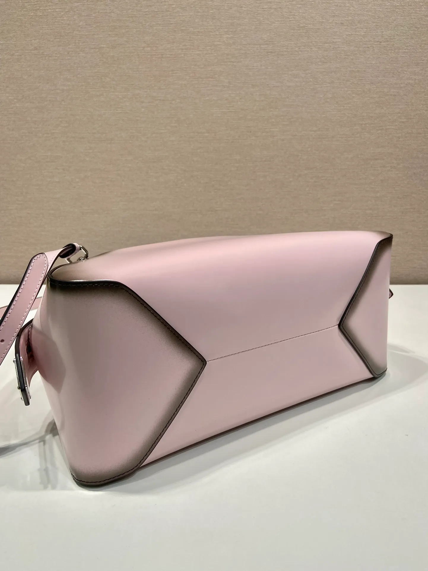 💰1800👏Gradient bowling ball👏1BA365 new medium gradient color🎉 This handbag with exquisite lines will be unveiled at the 2022 autumn and winter fashion show. Equipped with a detachable and adjustable long shoulder strap that can be carried by hand/cross-body. The elegant silhouette features a hand-painted finish that accentuates geometric lines and three-dimensional effects. Casual and stylish. Large capacity space. Everything you need for daily use can be accommodated! Babies. Hurry up and get it🎉🎉, length 31cm high 16x bottom 13.5cm🎉🎉🎉👏👏👏 👏