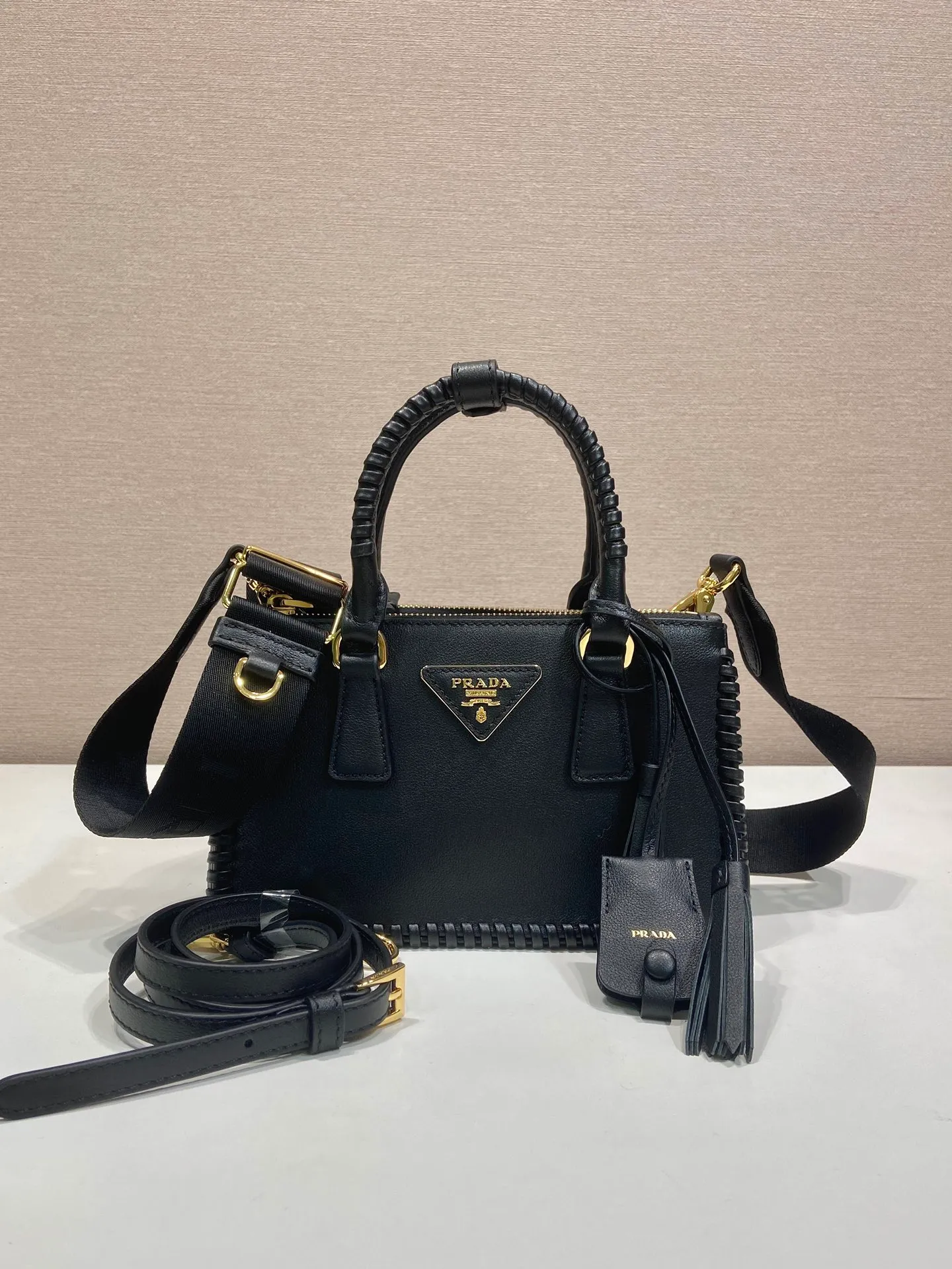 💰1900🎉Woven mini killer🎉1BA916 double shoulder strap🎉🎉 This Galleria handbag is made of iconic imported calfskin, equipped with 2 detachable shoulder straps, hand-woven thread, top brushed hardware👍👍 It is a chic interpretation of classic and timeless elegance. For beauties in the current era of fashionable small bags. It’s worth owning, it can easily be used for girls’ daily travels📱💄🚗🔑, it has large capacity, is beautiful and practical🙊🙊A bag that will never go out of style anytime you use it😘😘Hurry up and get it👏👏Another popular style that will never go out of style🎉🎉 Length 21x Height 12.5x Bottom 8.5cm
