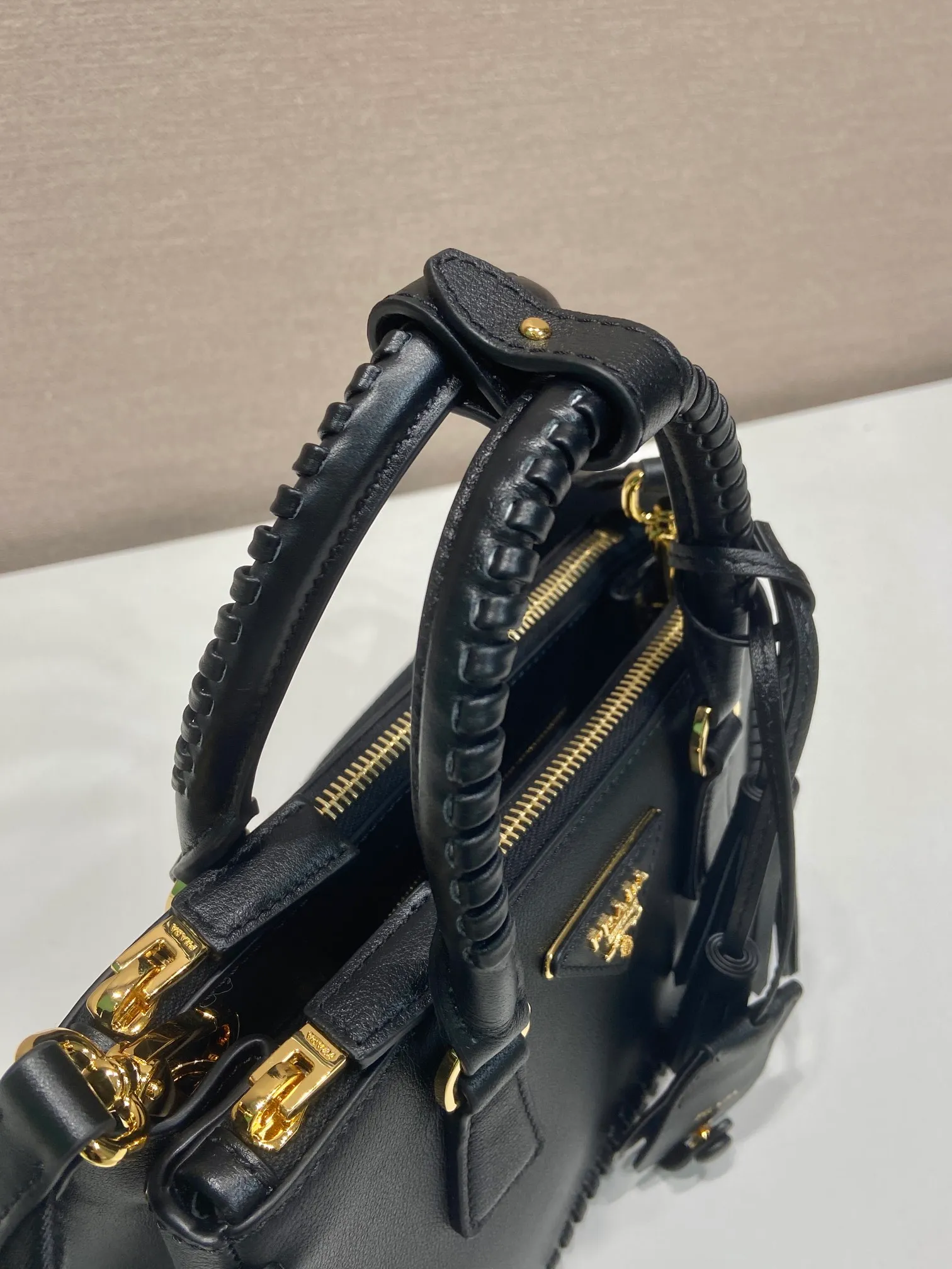 💰1900🎉Woven mini killer🎉1BA916 double shoulder strap🎉🎉 This Galleria handbag is made of iconic imported calfskin, equipped with 2 detachable shoulder straps, hand-woven thread, top brushed hardware👍👍 It is a chic interpretation of classic and timeless elegance. For beauties in the current era of fashionable small bags. It’s worth owning, it can easily be used for girls’ daily travels📱💄🚗🔑, it has large capacity, is beautiful and practical🙊🙊A bag that will never go out of style anytime you use it😘😘Hurry up and get it👏👏Another popular style that will never go out of style🎉🎉 Length 21x Height 12.5x Bottom 8.5cm
