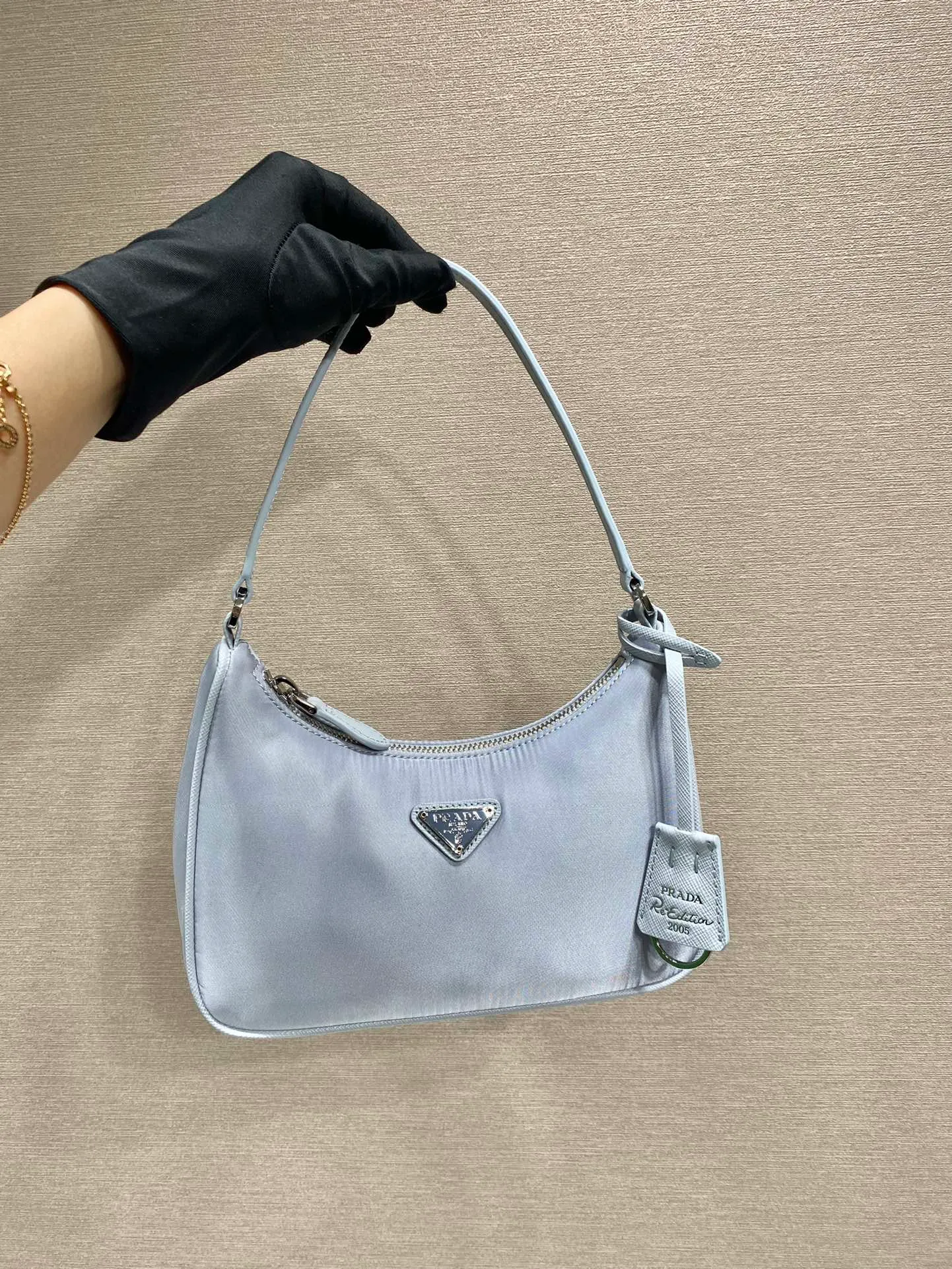 💰700🔥New color ice gray🔥Original quality👍New 1NE204 moon-shaped second-hand bag, made of imported original parachute fabric, hand-operated cross-grain cowhide, lightweight and practical Hobo armpit bag, super simple and eye-catching👍👍, small/light/packable/easy to wear/fashionable armpit bag, and can be carried by hand, super easy to use😍😍. It is currently the most popular bag among celebrities, aren’t you excited😜😜, ladies, hurry up, length 22X height 12 people x bottom 6cm👏👏👏💰💰💰