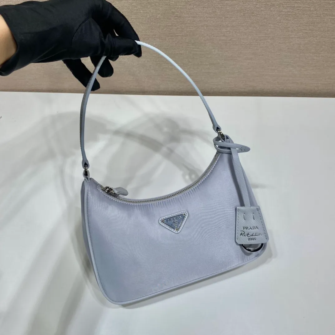💰700🔥New color ice gray🔥Original quality👍New 1NE204 moon-shaped second-hand bag, made of imported original parachute fabric, hand-operated cross-grain cowhide, lightweight and practical Hobo armpit bag, super simple and eye-catching👍👍, small/light/packable/easy to wear/fashionable armpit bag, and can be carried by hand, super easy to use😍😍. It is currently the most popular bag among celebrities, aren’t you excited😜😜, ladies, hurry up, length 22X height 12 people x bottom 6cm👏👏👏💰💰💰