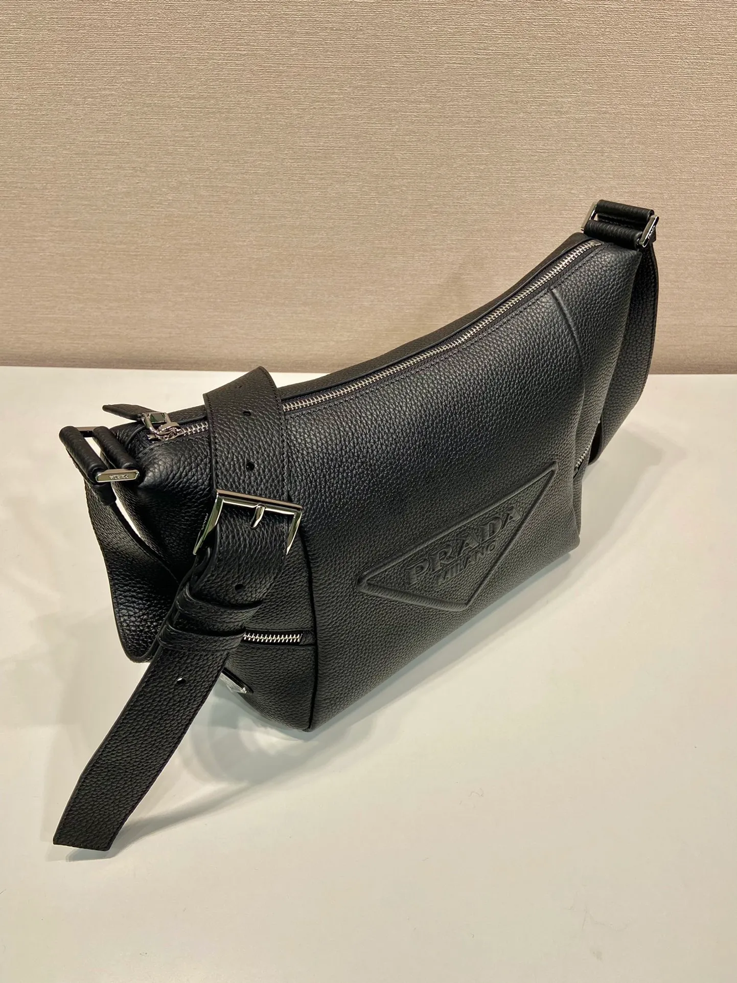 💰1700🎉New messenger bag🎉2VH165🎉🎉 This soft shoulder bag interprets the versatile simple design. The main body is wrapped in a triangle with the engraved logo, subtly decorating the body of the bag. Adjustable long leather shoulder strap, two exterior zipped pockets, interior zipped pocket. The functionality must be strong, and the upper body effect is cool and casual🎉🎉 Length 26x Height 23x Bottom 11cm🎉🎉🎉🍊🍊🍊