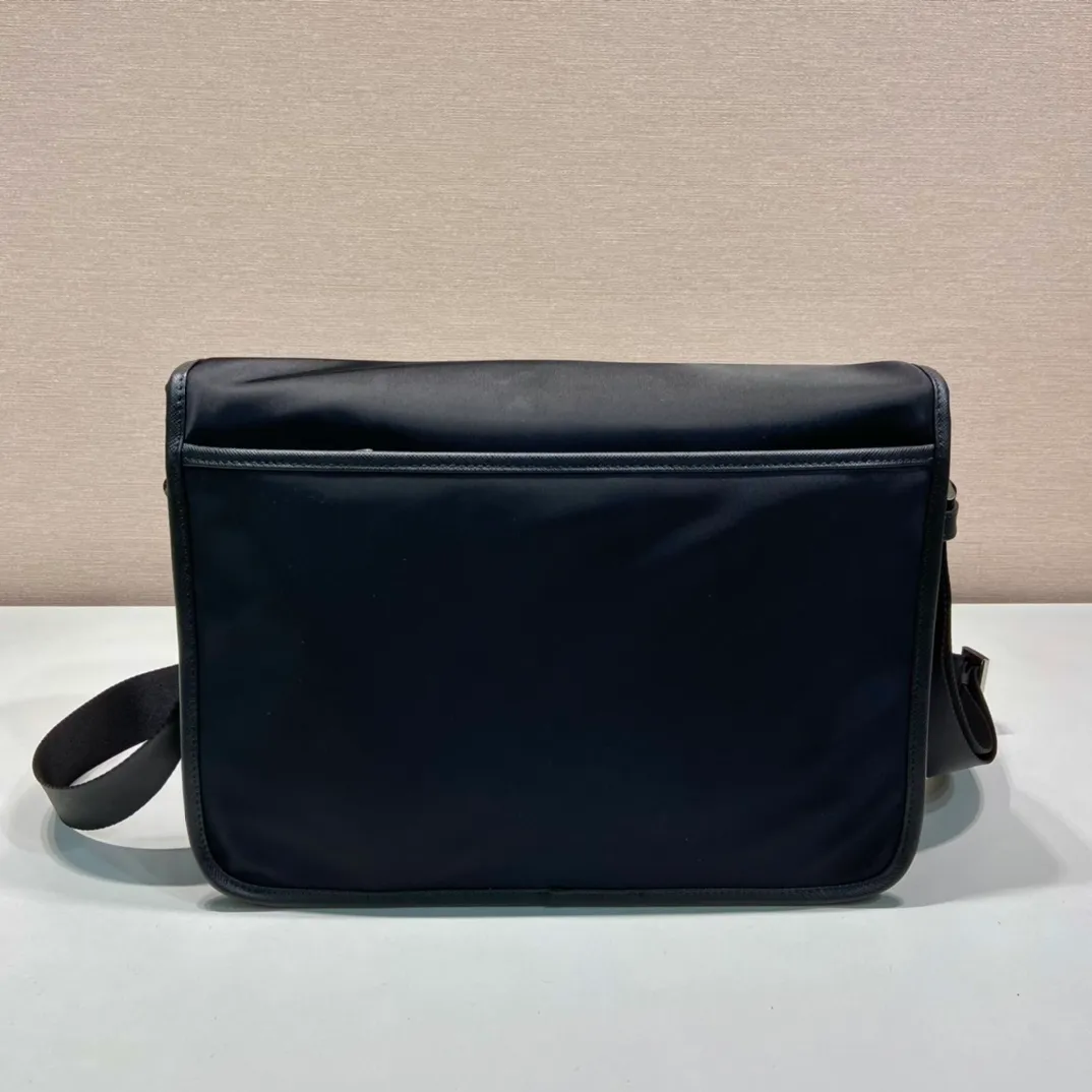 💰1120, the classic VA0768 messenger bag has arrived🎉🎉🎉Saffiano leather intarsia-embellished nylon clamshell bag with padded shoulder strap, top-grade hardware, imported parachute fabric, 165 OEM code, it is light, practical and fashionable on the back [color][color][color], length 32x height 24x bottom 12cm