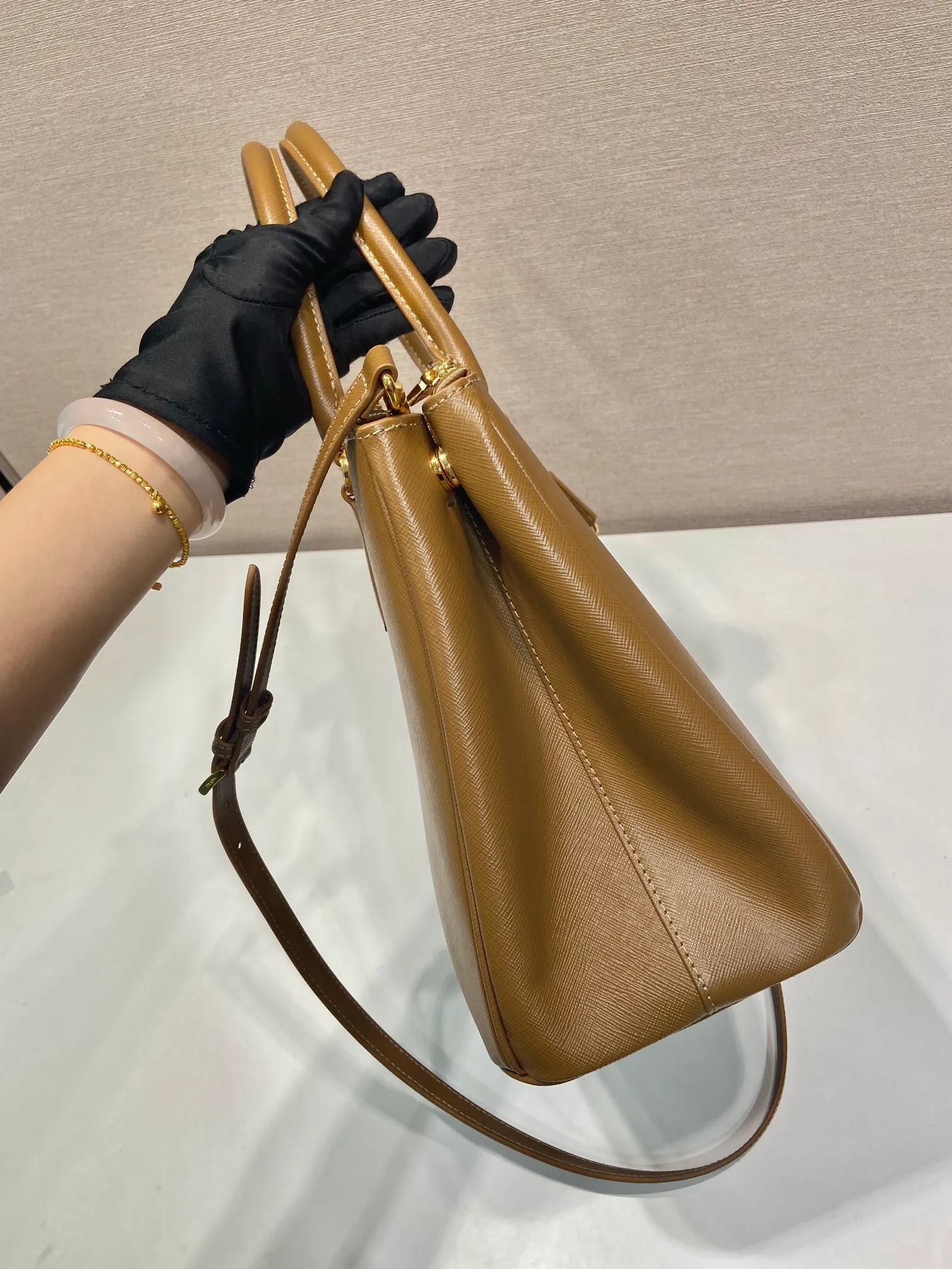 💰2040💋Classic hot model 1BA274💋Original item/fully upgraded version🤙🤙Made of imported cross-grain cowhide. Top brushed hardware🤙🤙Galleria The handbag design is classic and timeless, the most iconic killer bag👏🏻👏🏻, a timeless style, equipped with multiple pockets and a detachable shoulder strap, 175 OEM code, length 33X height 24x bottom 15cm.🤙🤙🤙💰💰💰💰